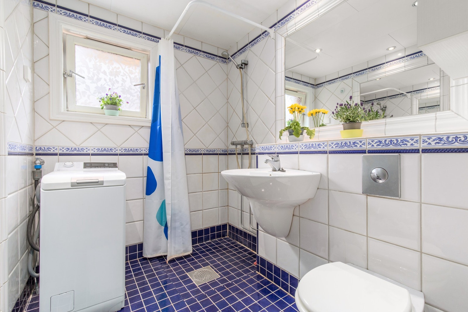 Flislagt bad med varme i gulv. Badet er opplyst å være fra 2000. Galleribilde