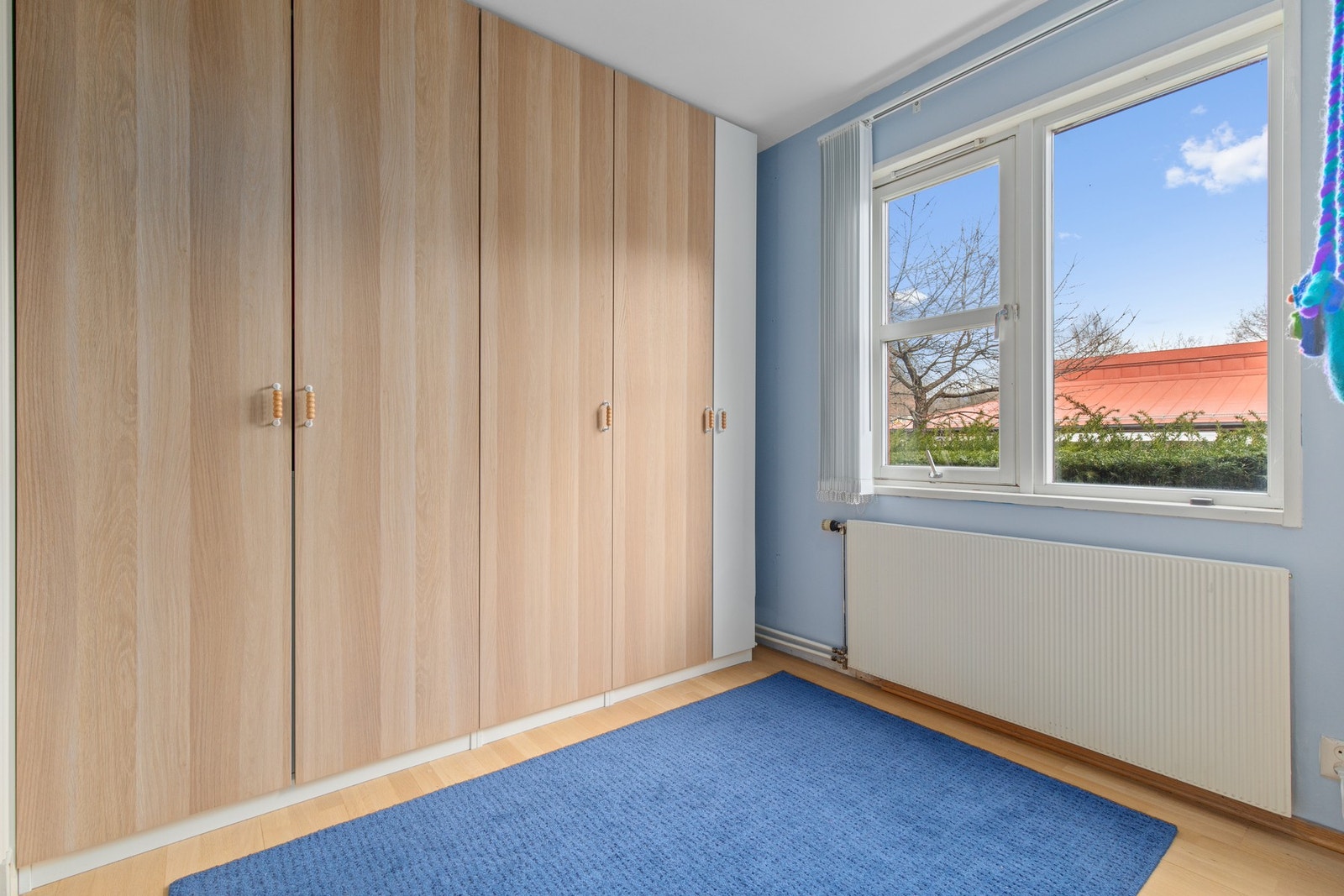 Nyere garderobeløsning på soverommet. Galleribilde