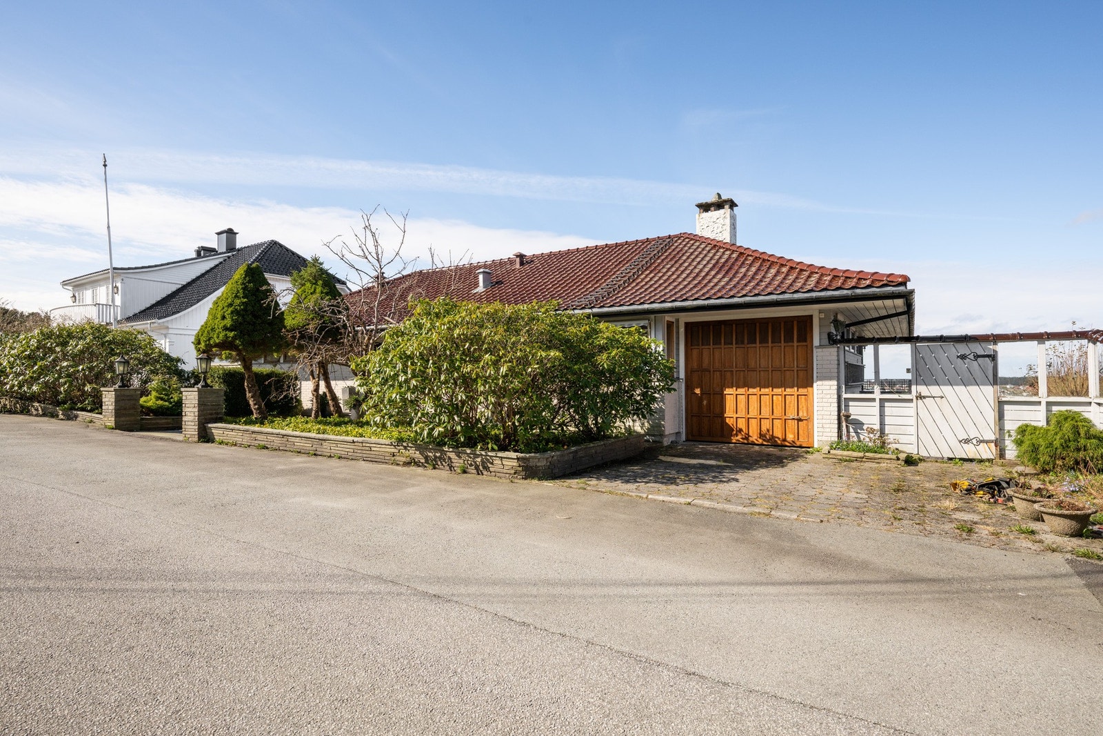 Garasje og sportsbod i tilknytning til boligen. Galleribilde