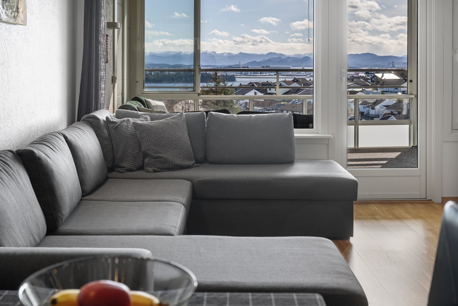 Utsikten fra stuen strekker seg vidt utover nærområdet og fjorden. Galleribilde