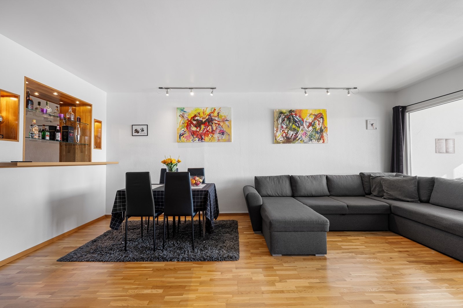 Stuen er romslig og har en sosial sone med en plassbygd bar med integrert belysning, etablert i 2015. Galleribilde