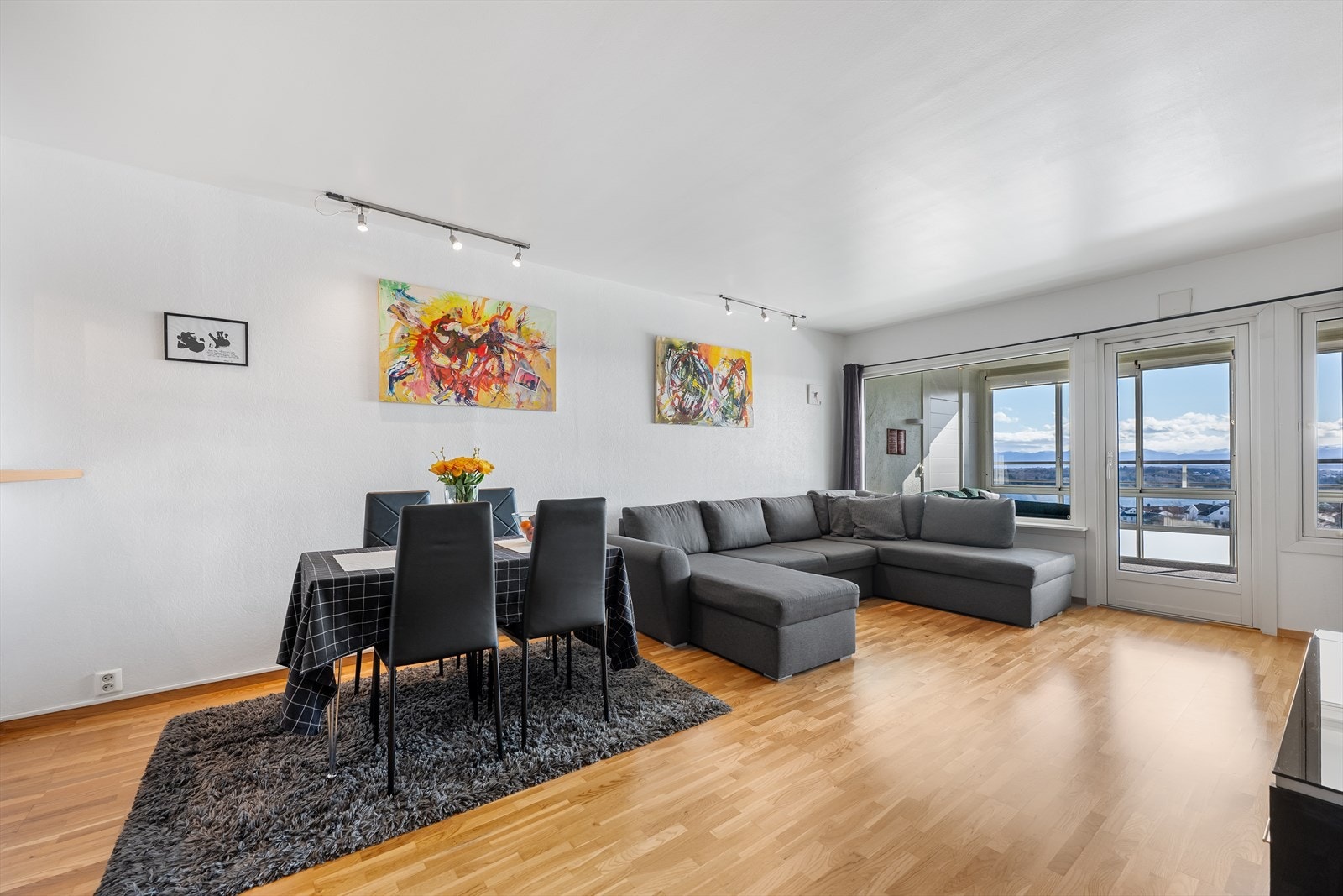 Dette er en lys og arealeffektiv leilighet i 9. etasje med åpen utsikt og gjennomgående parkett. Galleribilde