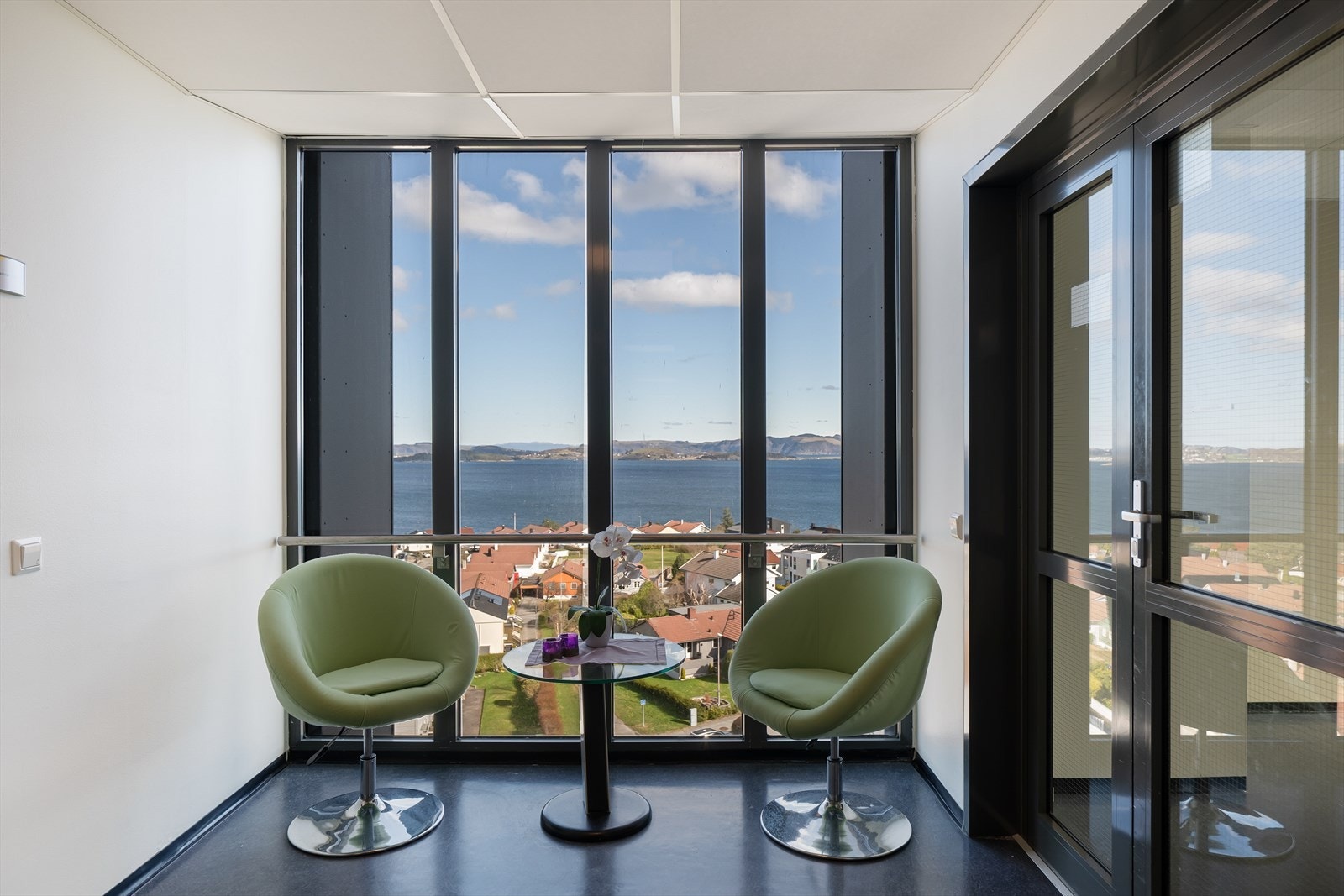 Bygget har 2 heiser som ble installert i 2017, og lyse, fellesarealer med utsikt. Det finnes i tillegg felleslokaler med galleri og leielokaler ved inngangen av bygget. Galleribilde