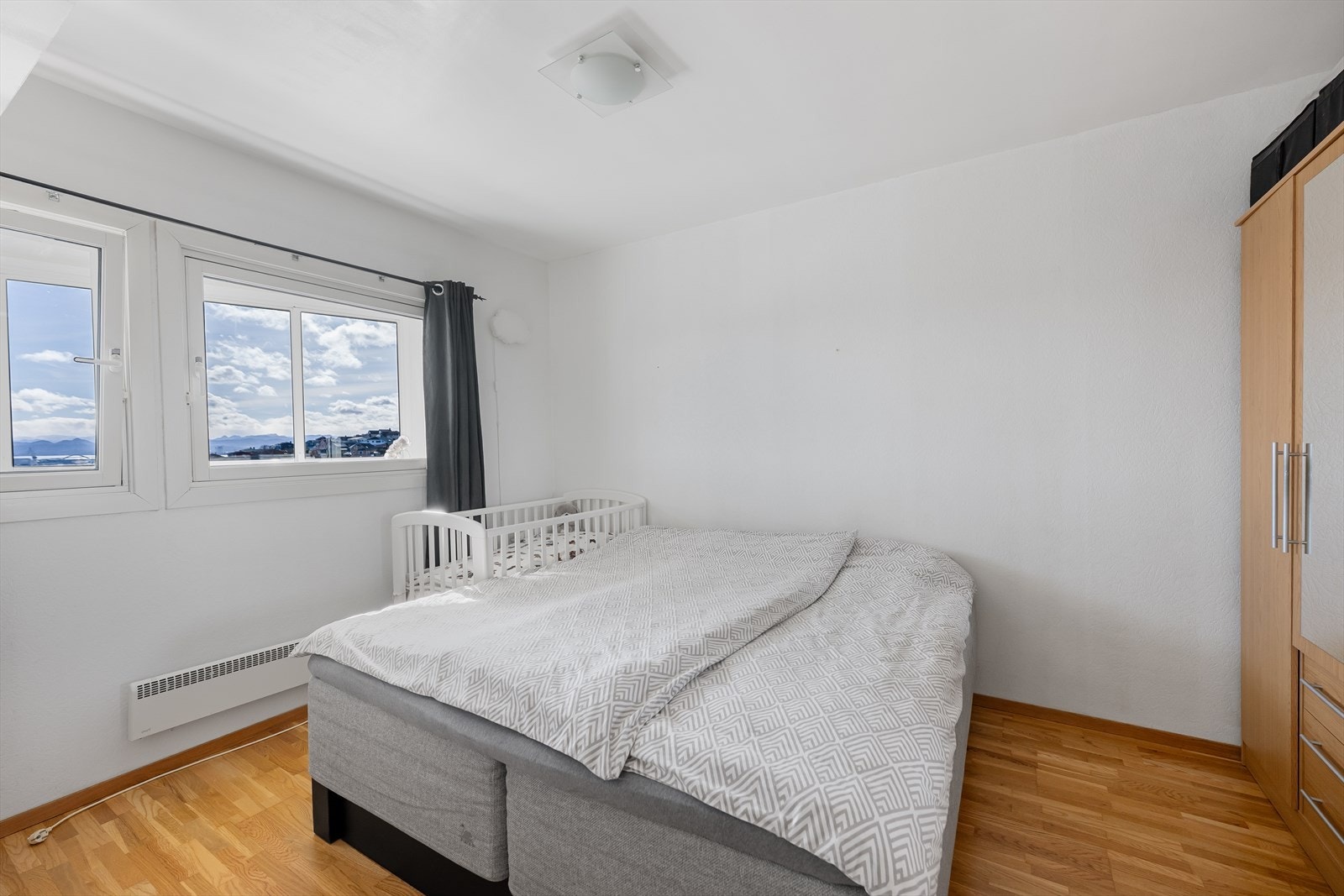 Rommet har en takhøyde på ca. 2,50 meter og vinduer som slipper inn godt med lys. Galleribilde