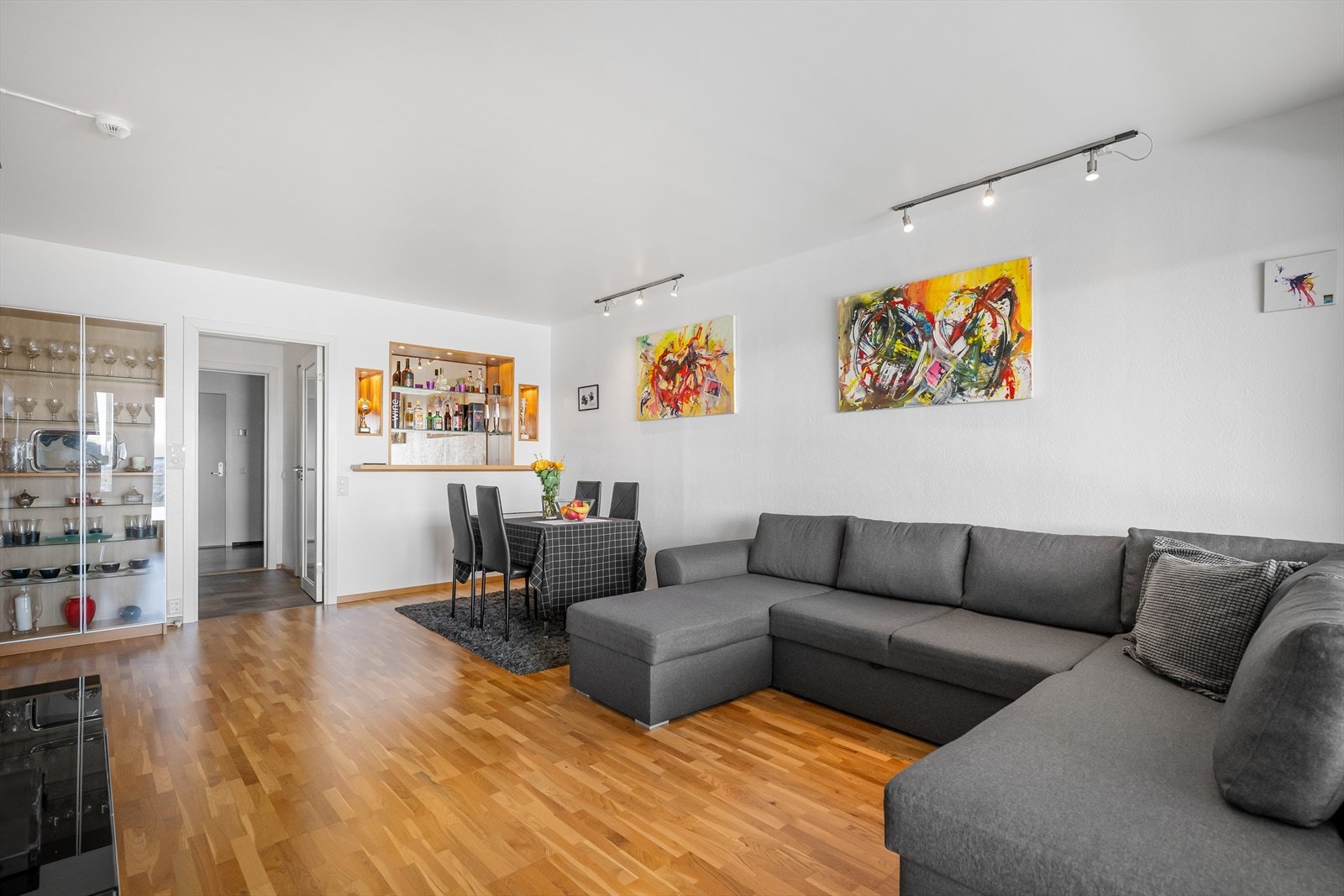 Stue med god plass til både sofagruppe og spisebord. Galleribilde