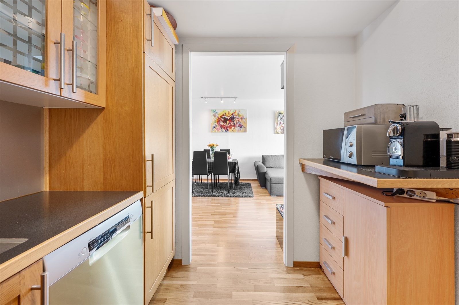 Fra kjøkkenet er det en åpen og praktisk forbindelse til stue og spiseplass. Galleribilde