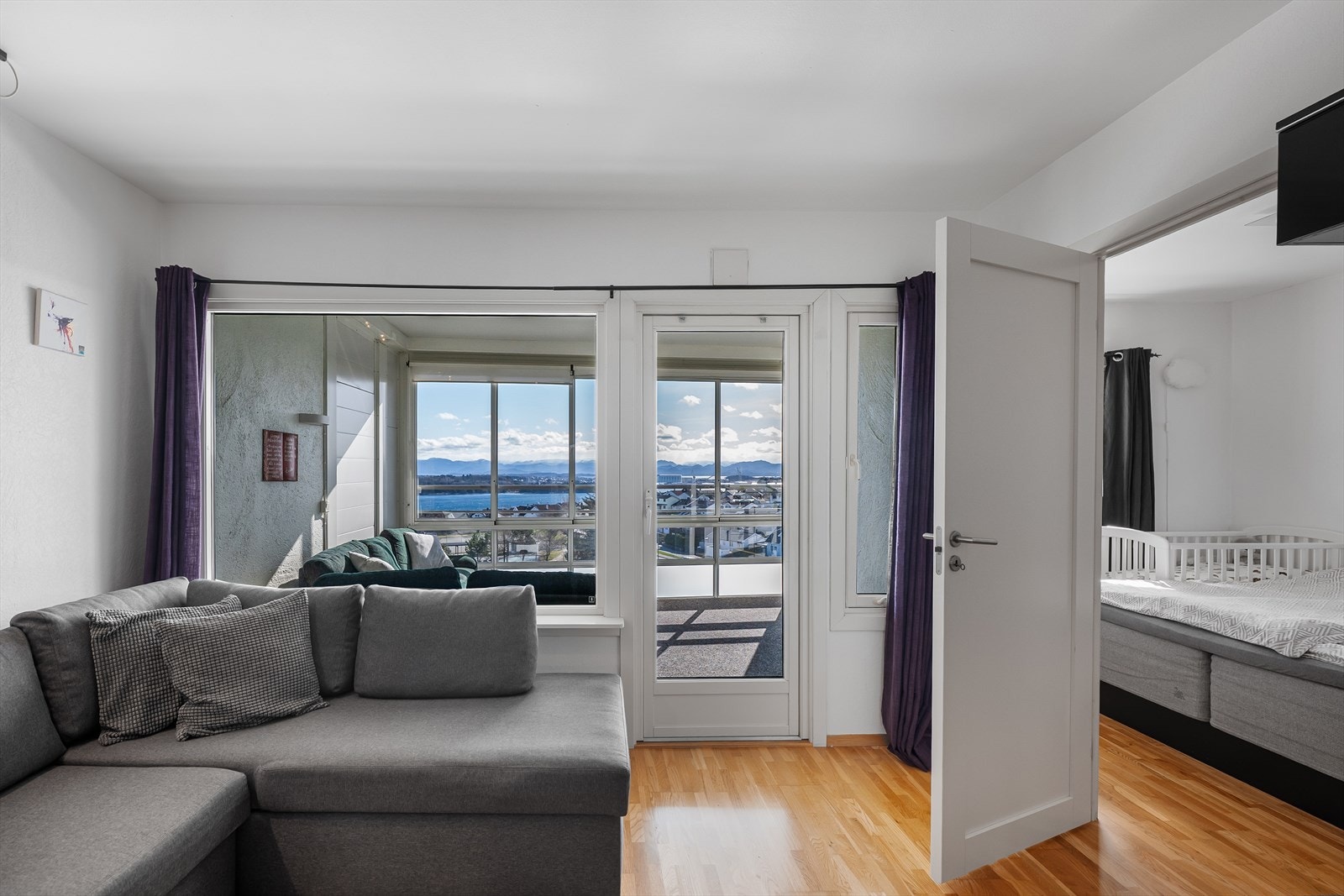 Skyvedøren til balkongen og vinduene har 2-lags glass. Galleribilde