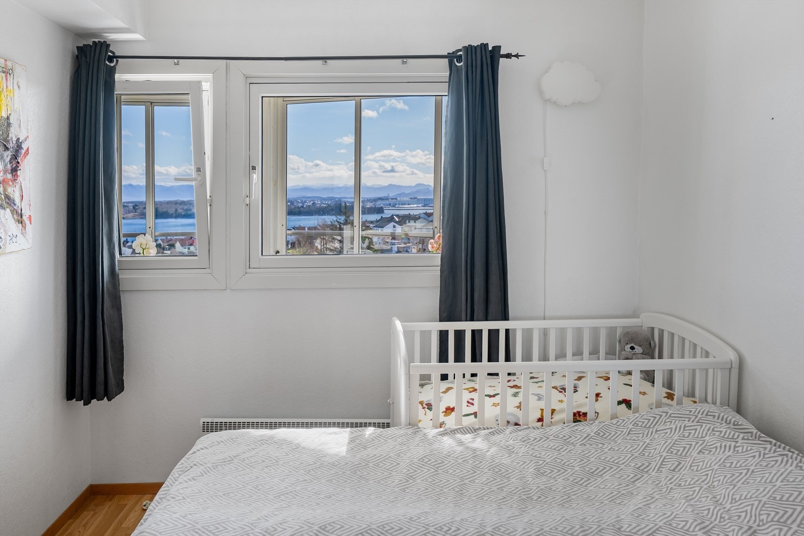 Også fra soverommet kan man nyte den fine utsikten. Galleribilde