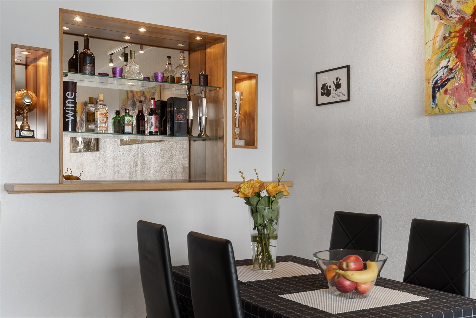Detalj av den plassbygde baren, en unik detalj for sosiale anledninger. Galleribilde