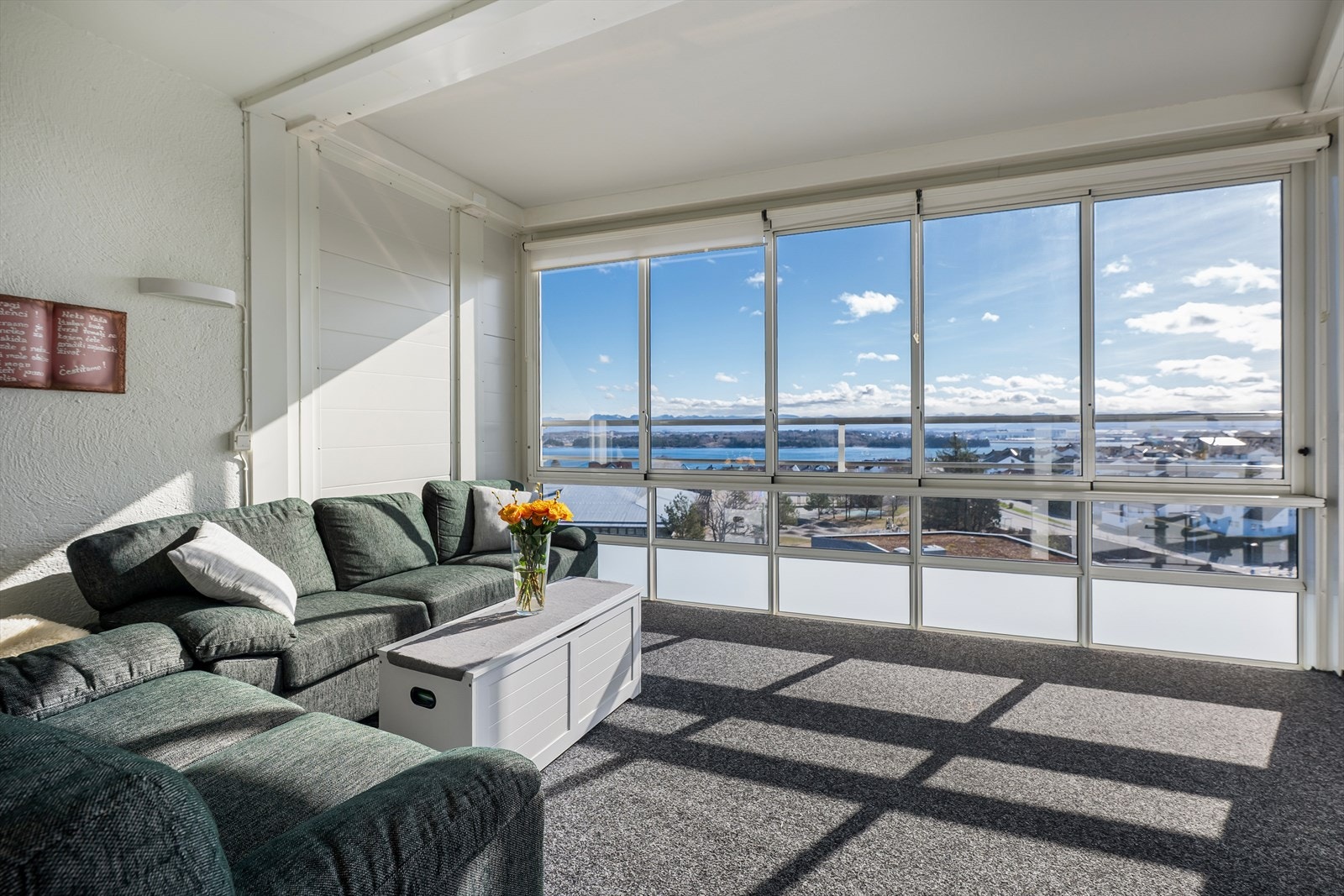 Den store balkongen på 19 m² ble innglasset i 2017 og fungerer som et ekstra, allsidig oppholdsrom med skyvbare glassfelt. Galleribilde