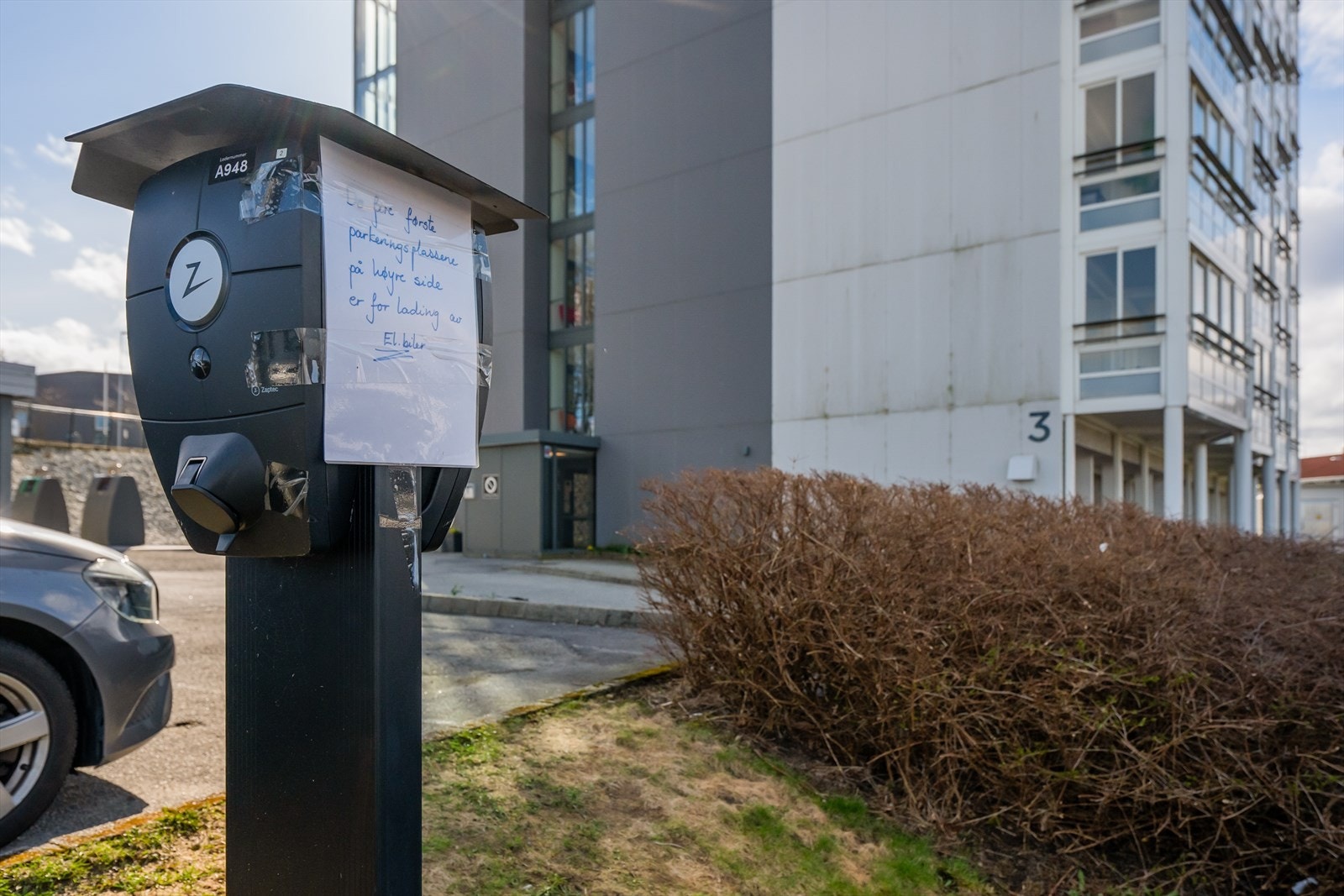 På parkeringsplassen er det fire elbilladerplasser som enkelt betjenes via app. Galleribilde