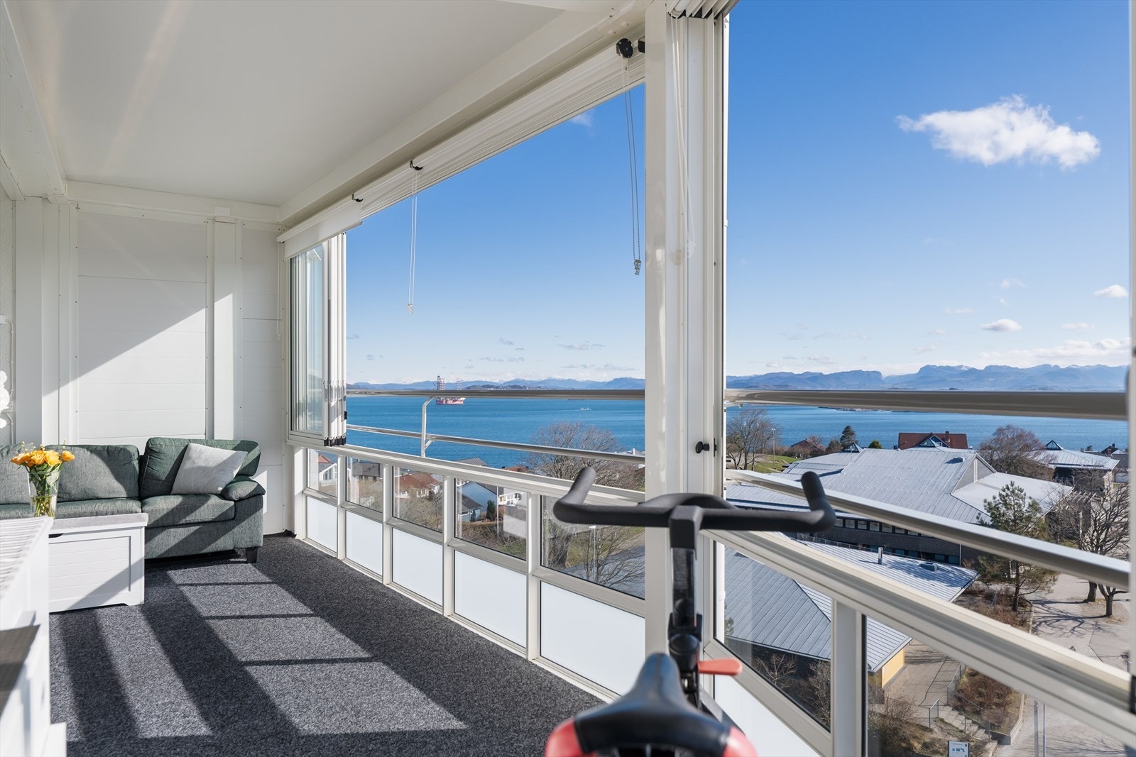 Utsikten fra balkongen er upåklagelig, med siktlinjer mot fjorden og landskapet. Galleribilde