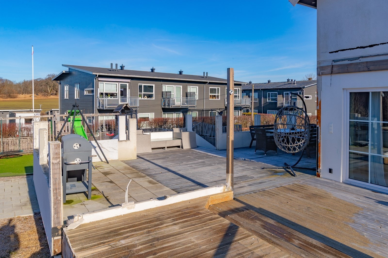 Fra stuen er det utgang til en terrasse på ca. 45 m² med trekonstruksjon og basseng. Galleribilde