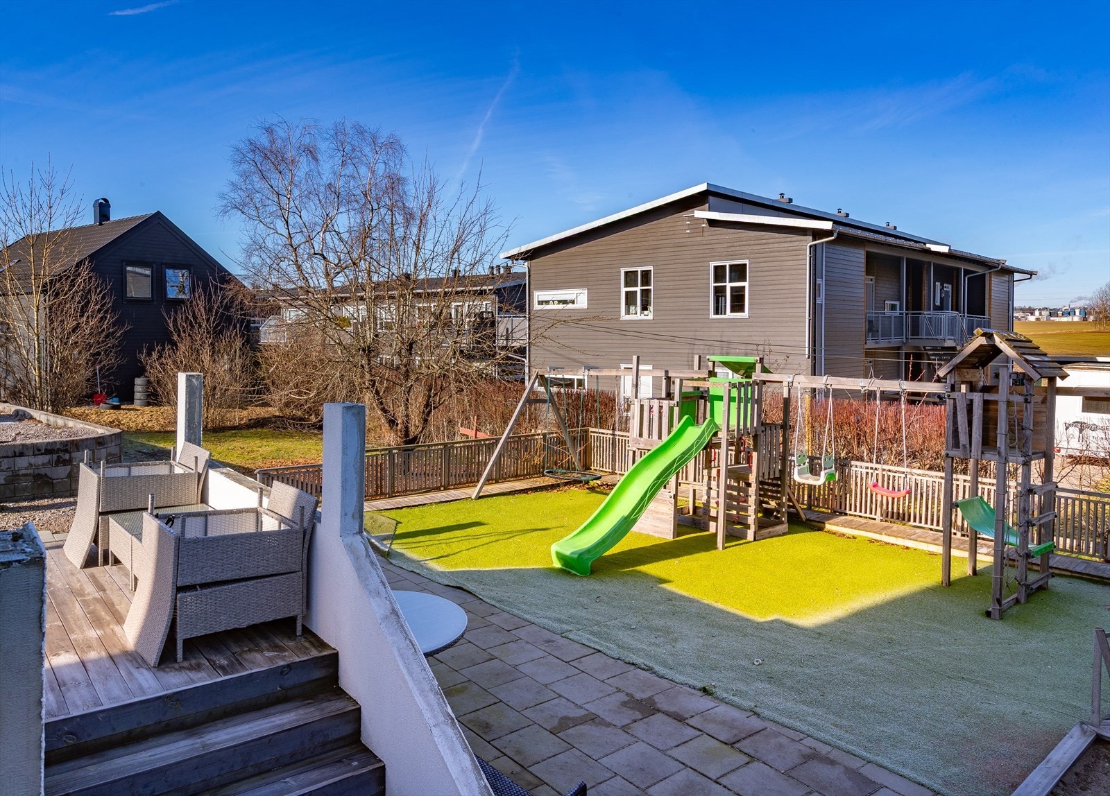 Terrassen har direkte tilgang til uteområdet med lekeplass. Galleribilde