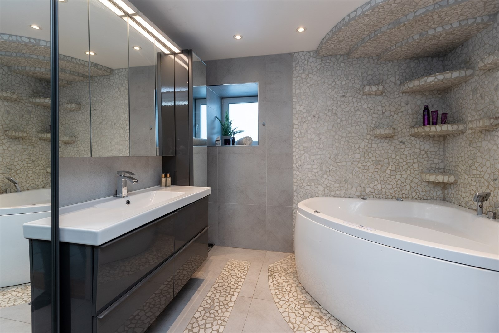 Keramiske fliser og varmekabler på gulv gir komfort og kvalitet på badet. Galleribilde