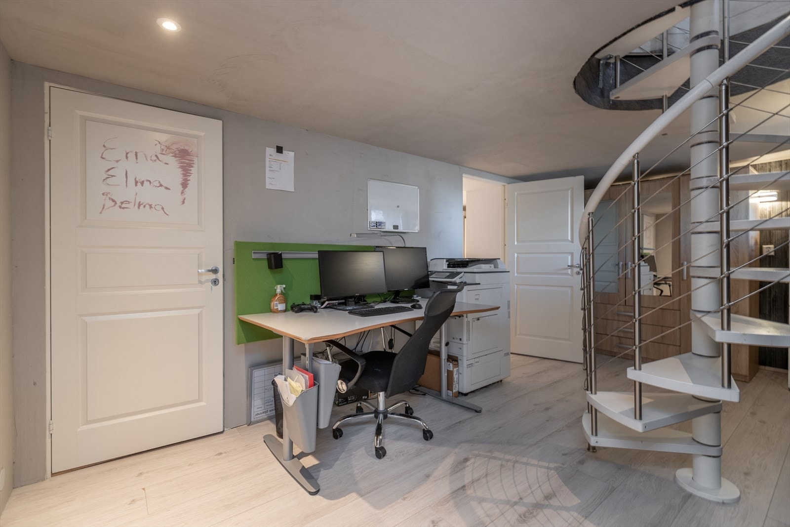 Plass til arbeidsbord med integrert belysning i kjelleretasjen. Galleribilde
