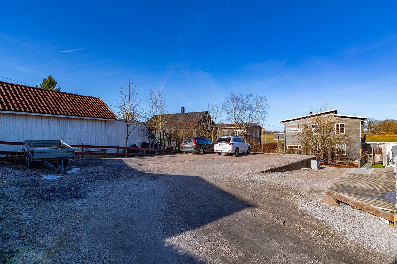 Eiendommen har privat parkeringsplass med god kapasitet. Galleribilde