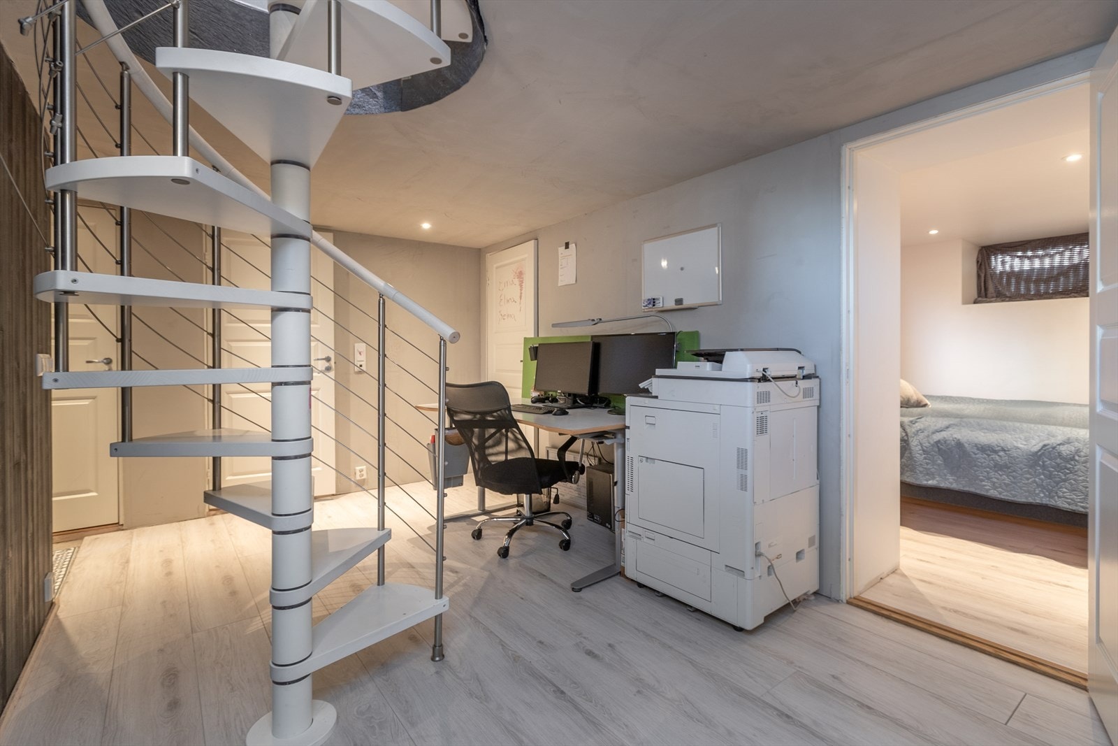 Spiraltrapp forbinder kjellerrommet med de øvrige etasjene. Galleribilde