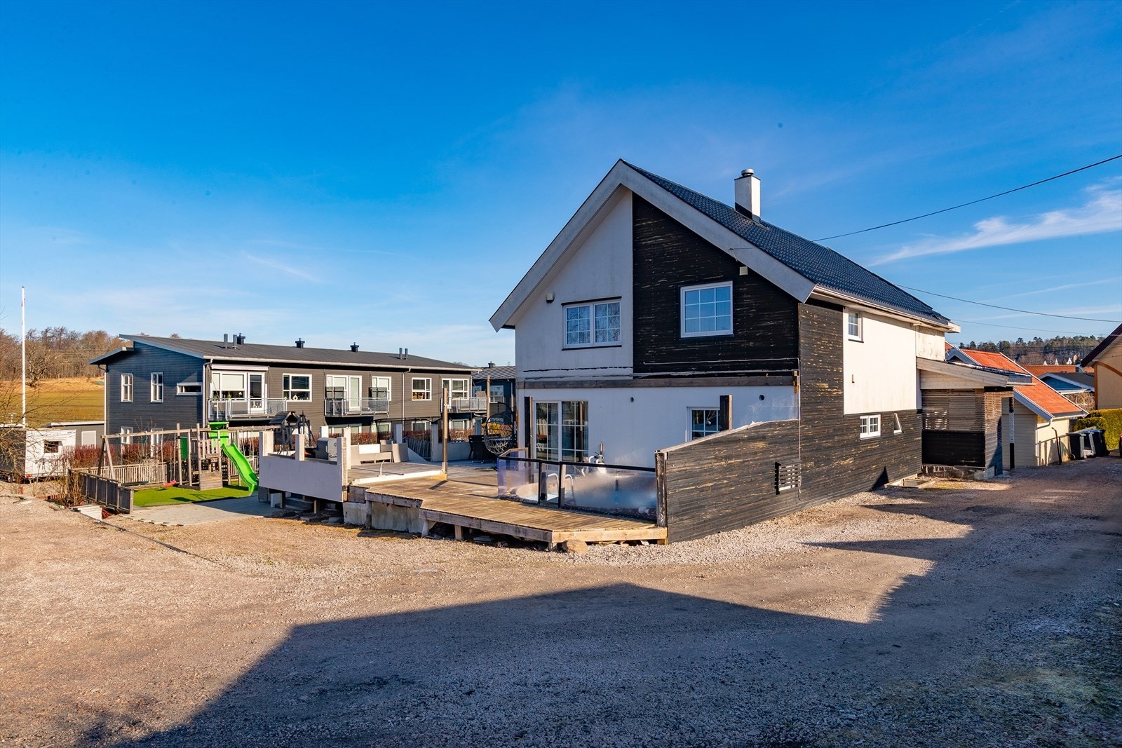 En terrasse på ca. 45 m² med trekonstruksjon gir rom for utendørs opphold. Galleribilde