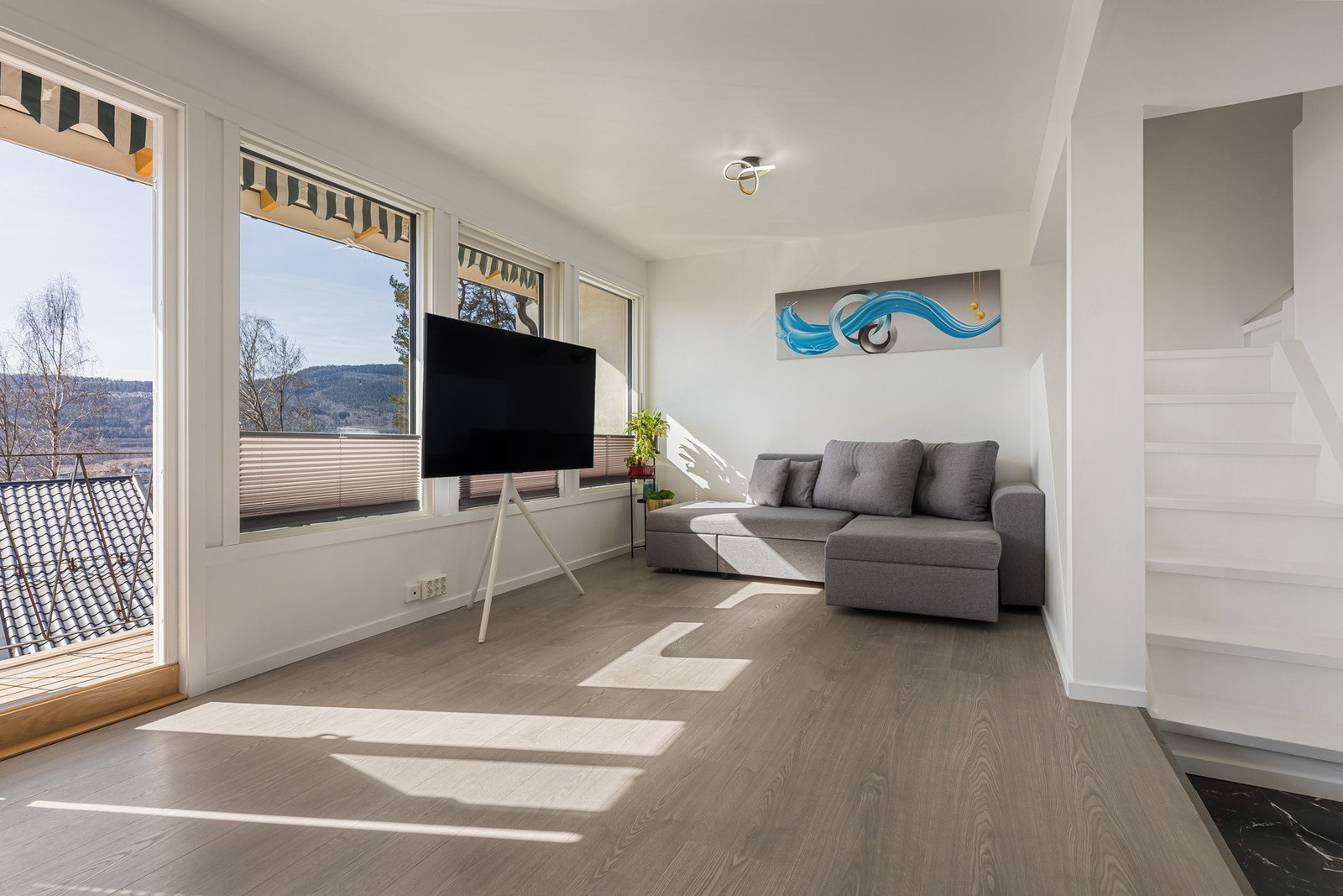 Stuen fremstår som lys og romslig, med god plass til både sofagruppe og spiseplass. Galleribilde