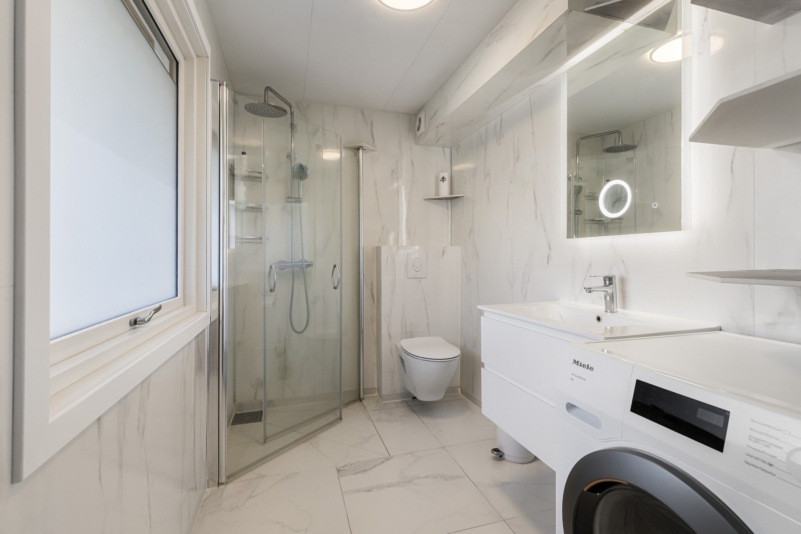 Badet i hoveddelen ligger i første etasje og ble oppgradert i 2021/2022. Galleribilde