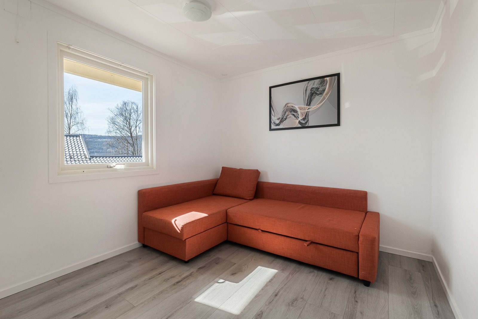 Hybelen representerer en attraktiv utleiemulighet, med en estimert leieinntekt på ca. kr 12 000 per måned, noe som kan bidra til å redusere de totale bokostnadene betydelig. Galleribilde