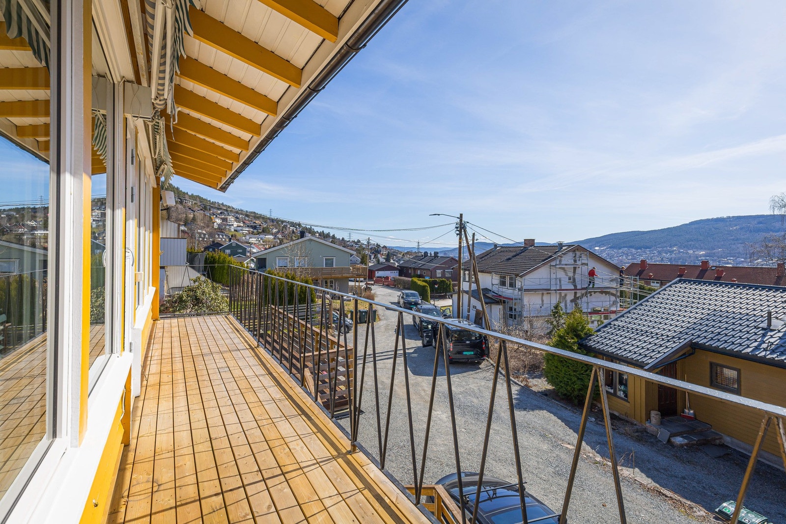 Fra stuen er det utgang til en koselig terrasse med gode solforhold. Galleribilde