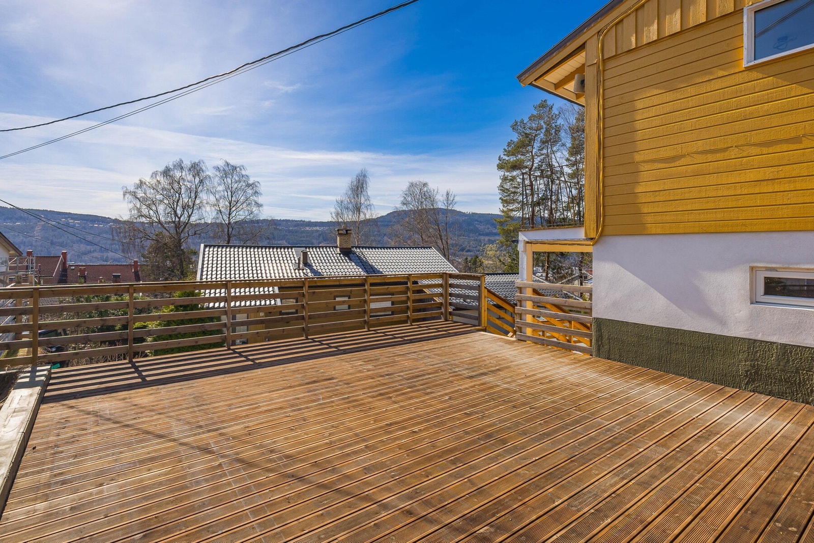 Stor terrasse med god plass til utemøblement. Galleribilde