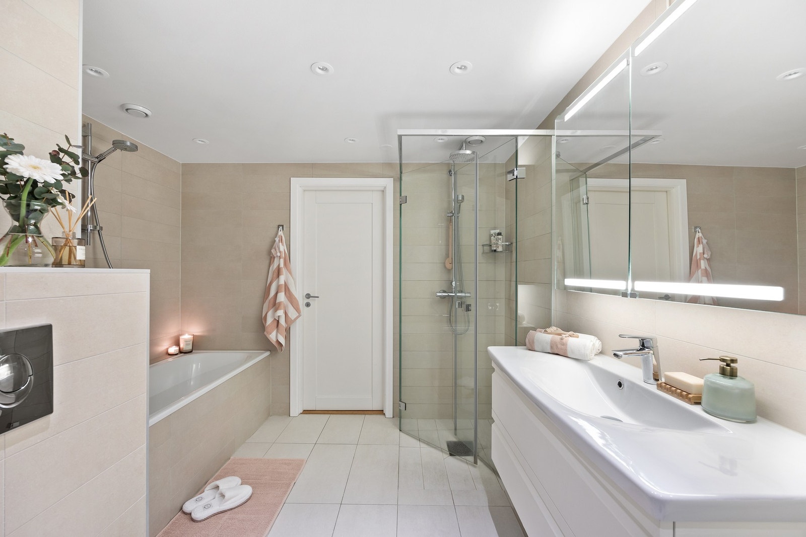 Badet fremstår som moderne og er av god størrelse. Galleribilde