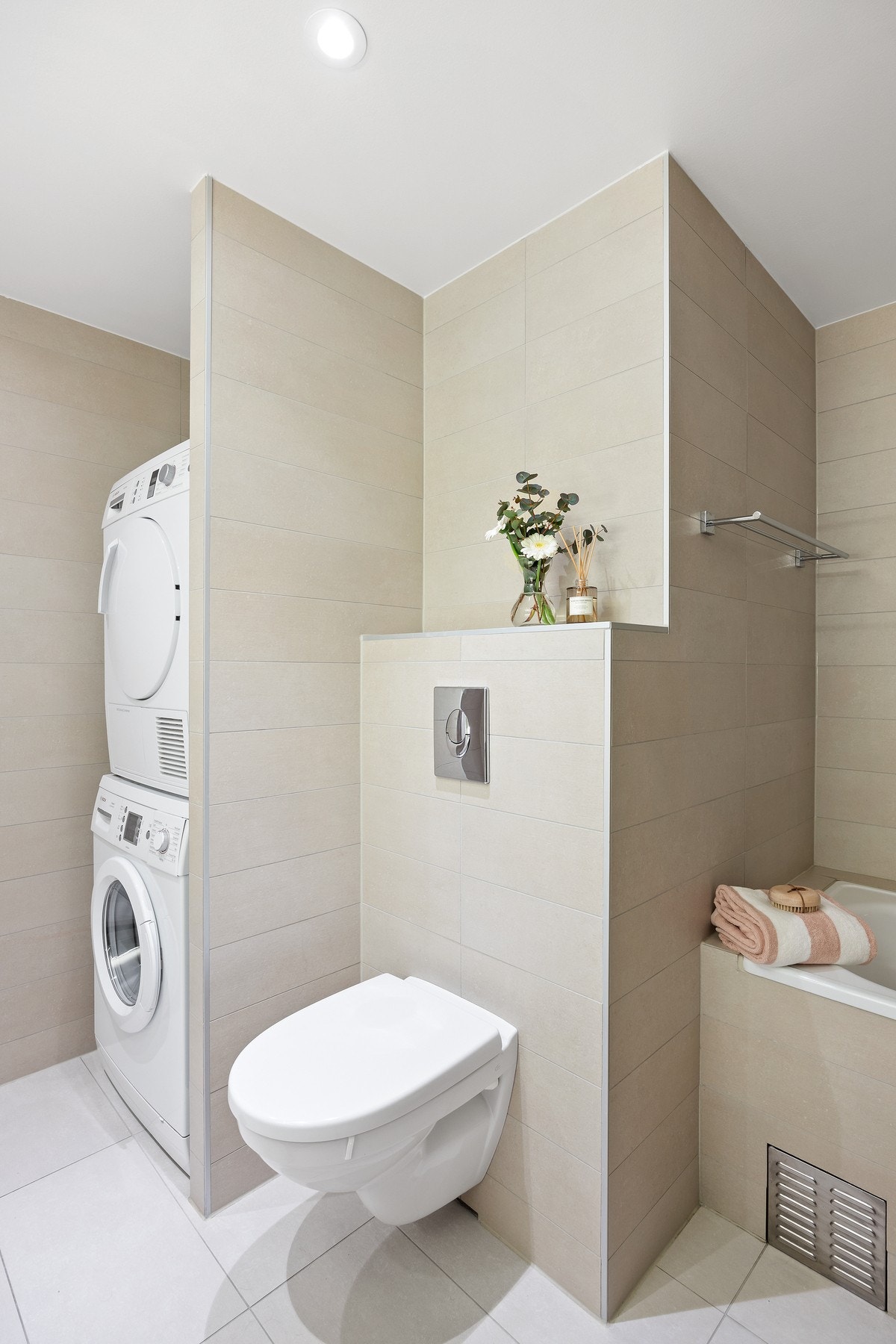 På badet er det også opplegg for vaskemaskin og tørketrommel. Galleribilde