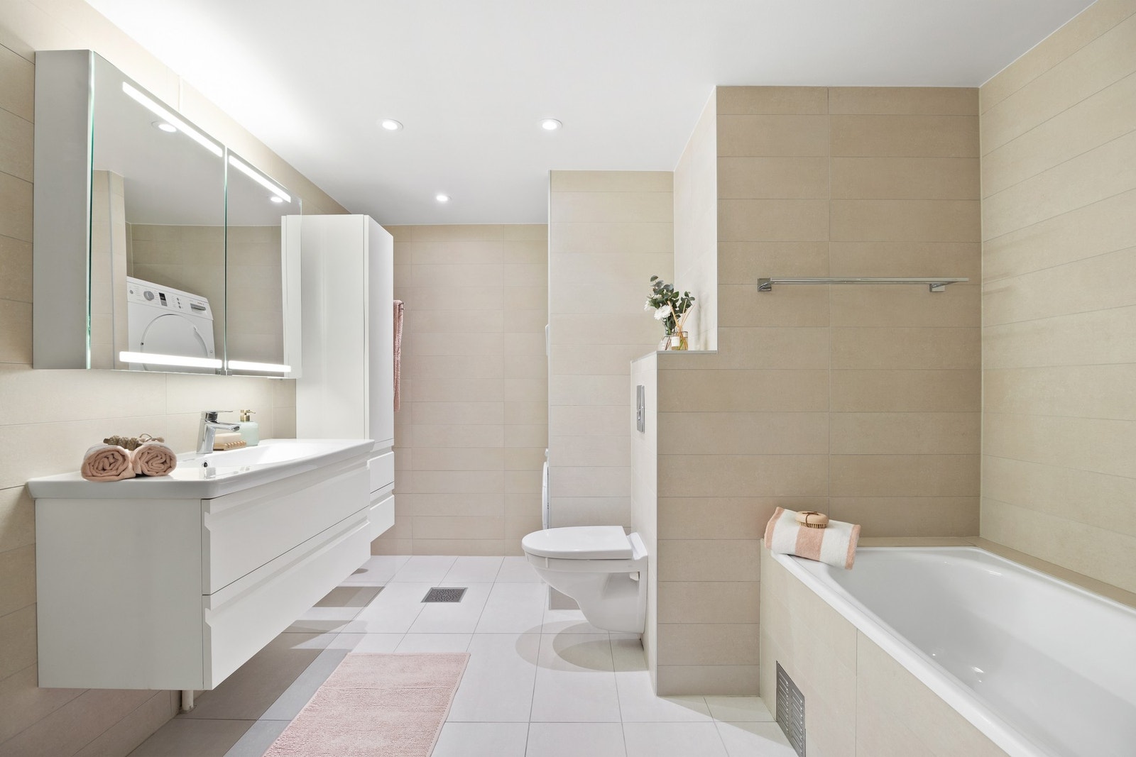 Badet har adkomst fra hovedsoverommet. Både badet og toalettrommet ble pusset opp i 2014. Galleribilde