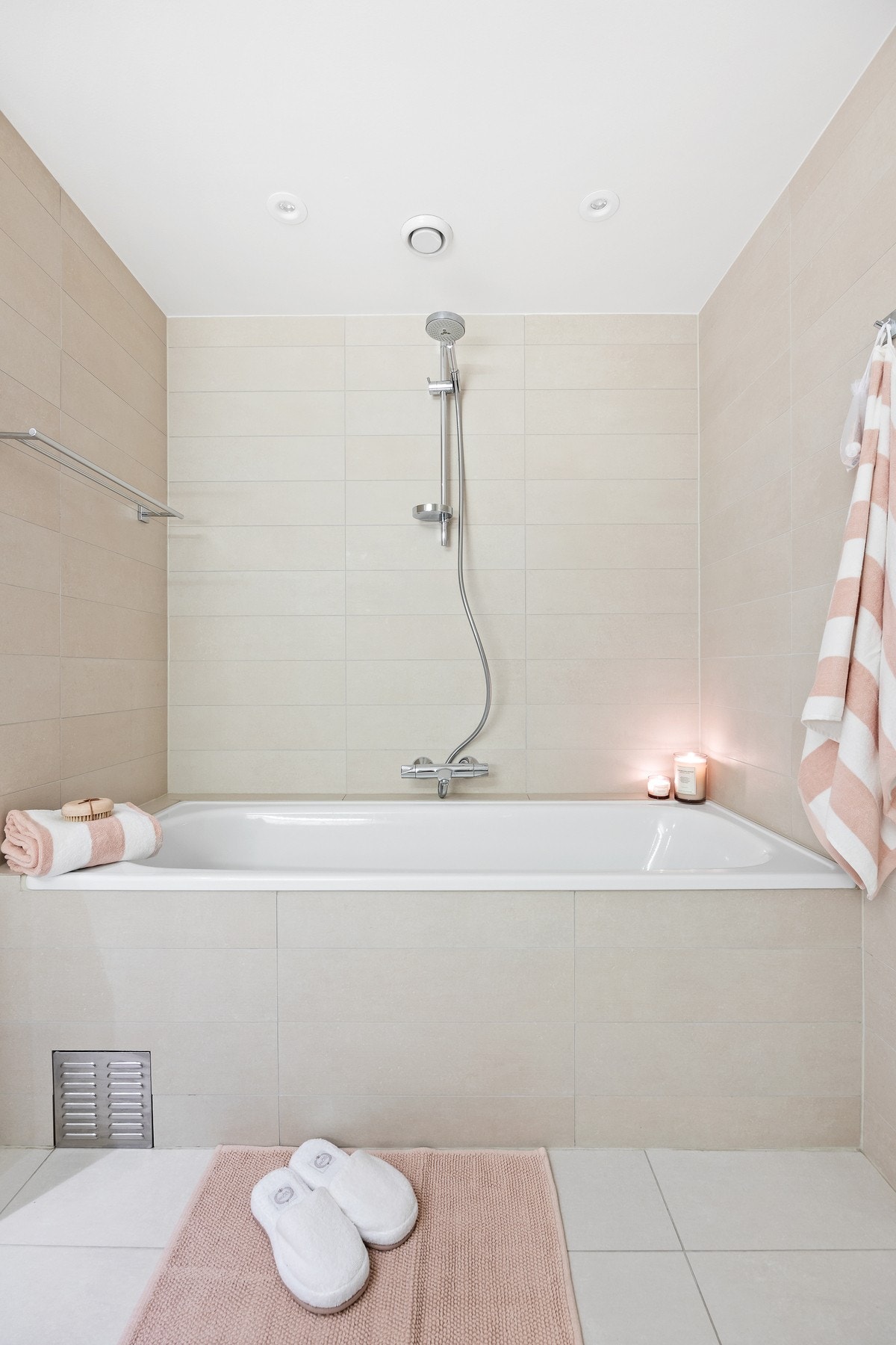 På badet er det også badekar. Galleribilde