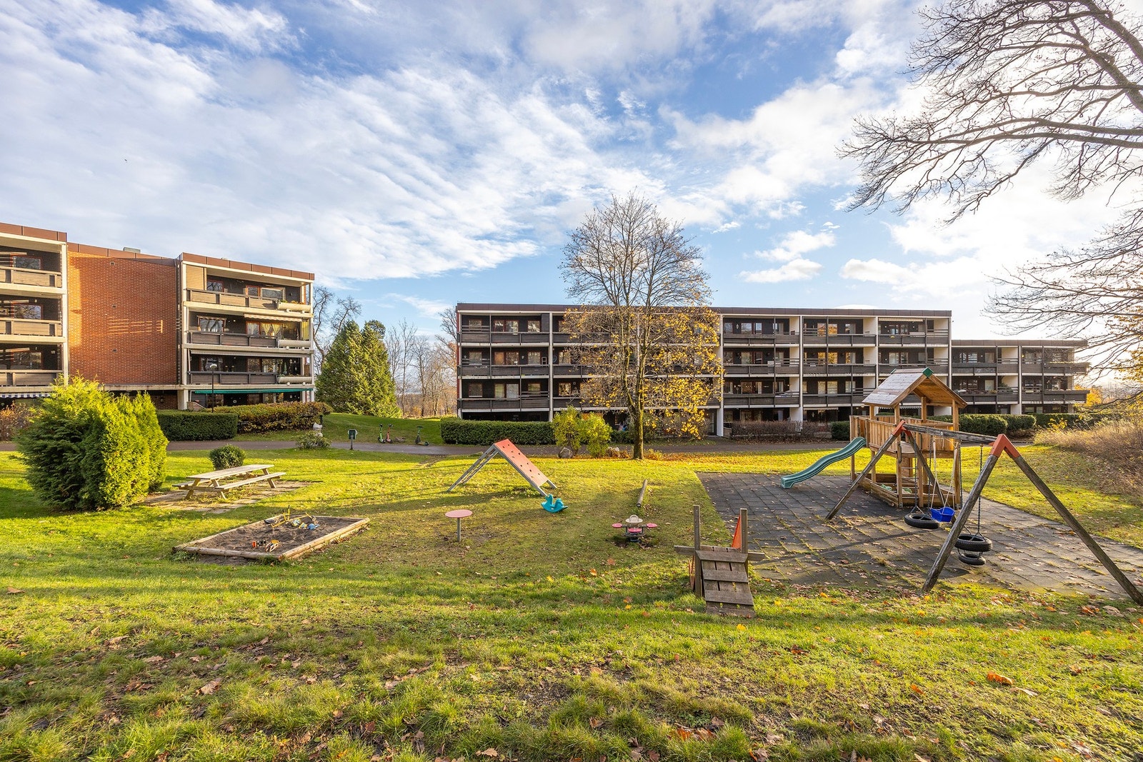 Ullernparken Boligsameie ligger i et etterspurt og barnevennlig boligområde på Ullern. Her bor du i idylliske omgivelser med kort vei til sentrum, med alle fasiliteter. Galleribilde