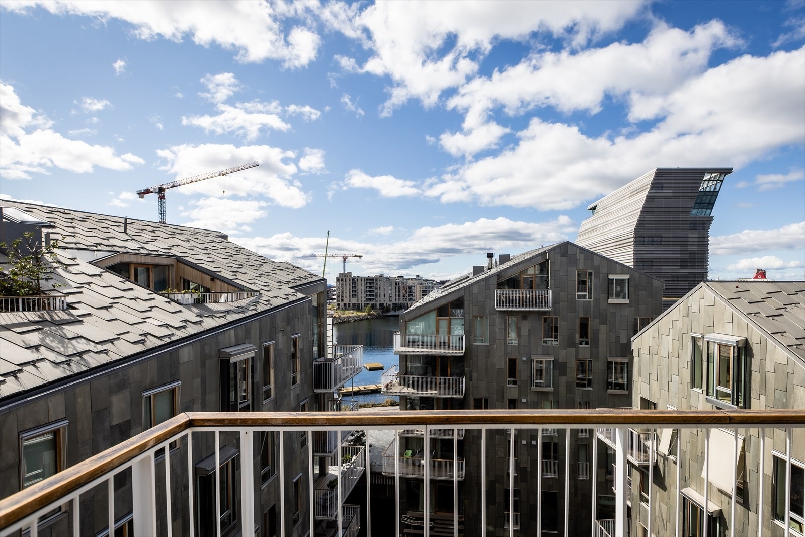 Beliggenheten i Bjørvika gir umiddelbar nærhet til sjø, kultur og et pulserende byliv. Galleribilde
