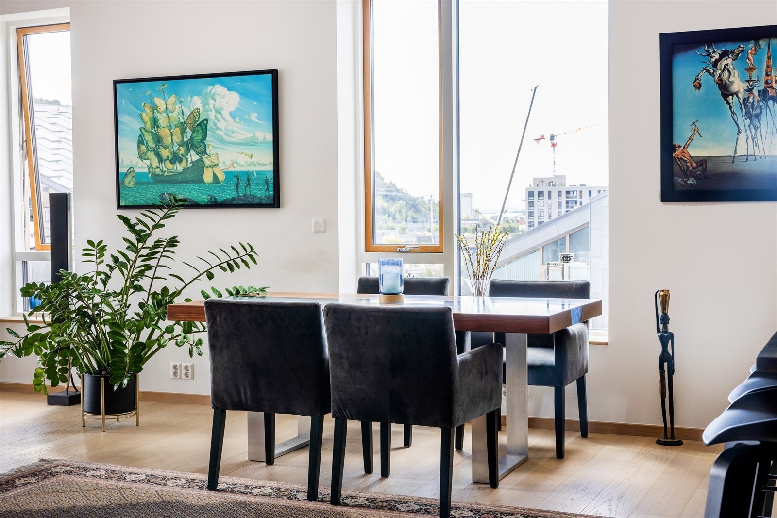 I tilknytning til kjøkkenet er det god plass til en romslig spisegruppe med plass til hele familien eller større sammenkomster. Galleribilde