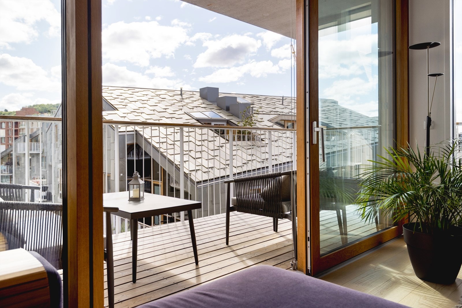Herfra er det utgang til en balkong på 12 m² - hvor solen kan nytes i hyggelige omgivelser. Galleribilde