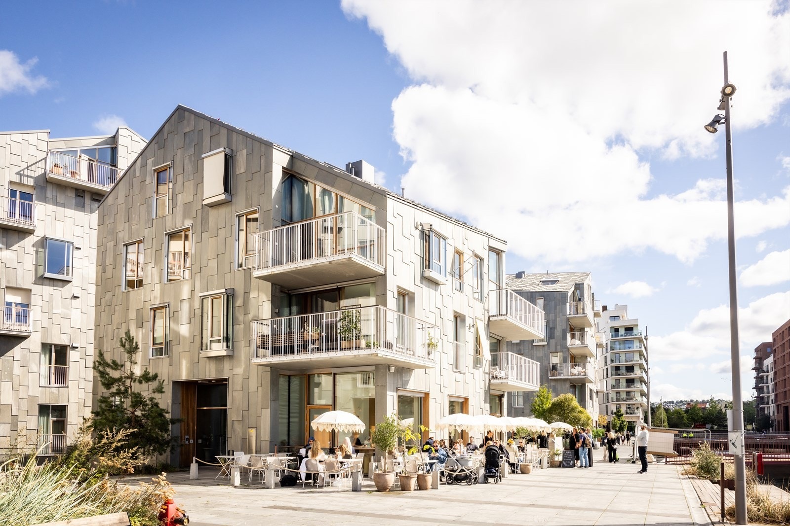 Nærområdet byr på et rikt utvalg av serveringssteder, butikker og kulturtilbud, alt innen få minutters gange. Galleribilde