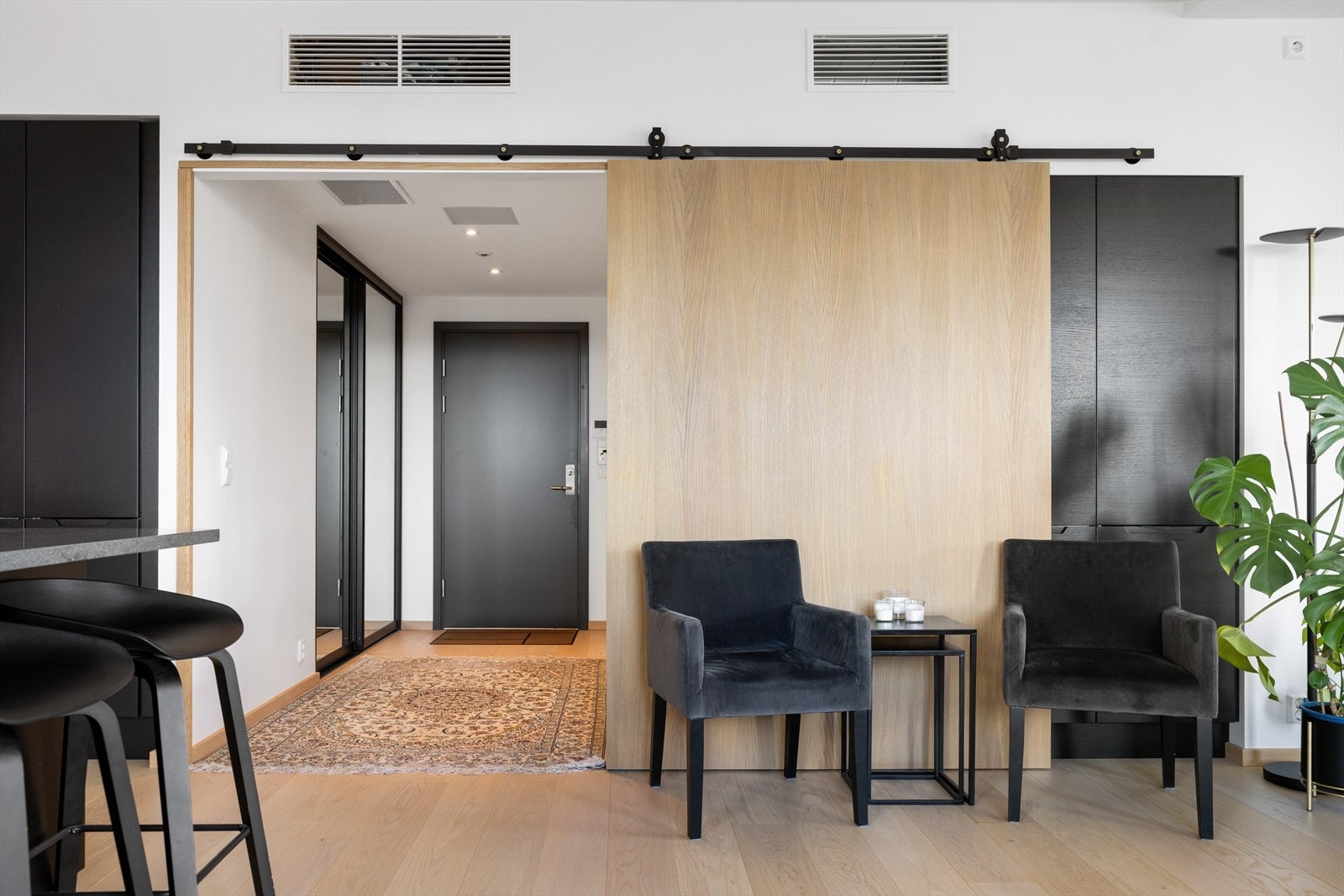 I entréen er det skyvedørsgarderobe med speil fronter. Entréen kan lukkes med en stilfull skyvedør. Galleribilde