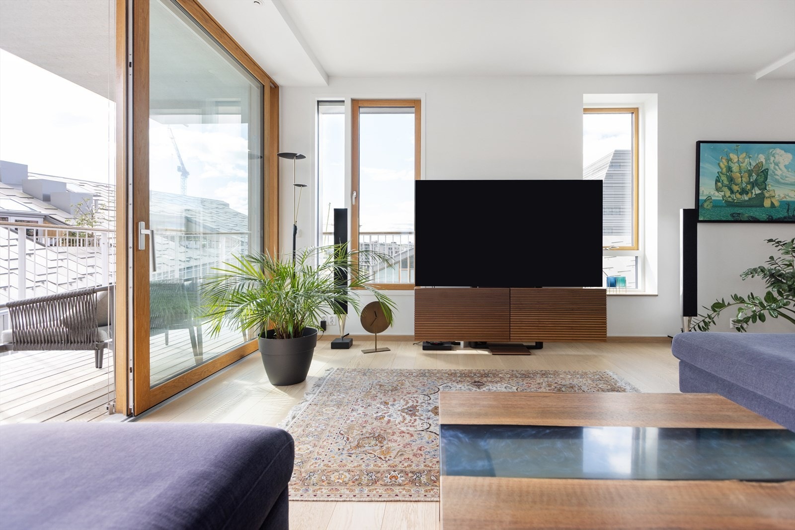 Stuen planløsningen gjør det enkelt å innredet med sofagruppe/tv-stue i ene enden. Galleribilde
