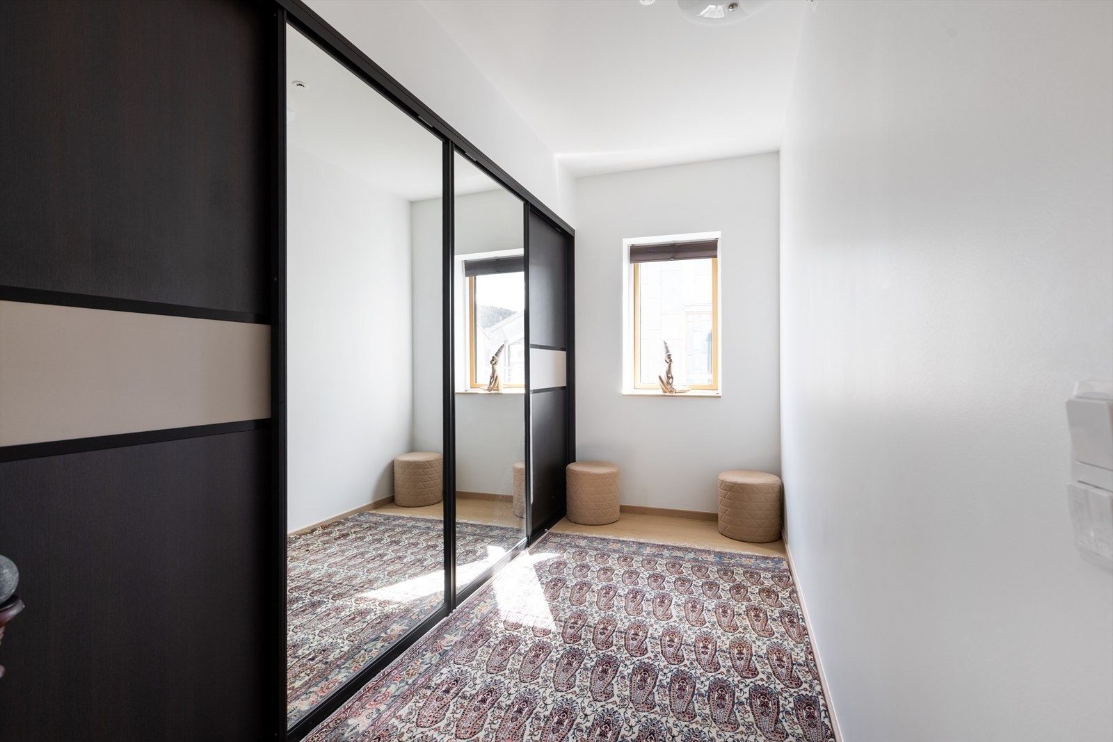Omkledningsrommet, som opprinnelig er et soverom, gir rikelig med plass til garderobeløsninger. Galleribilde