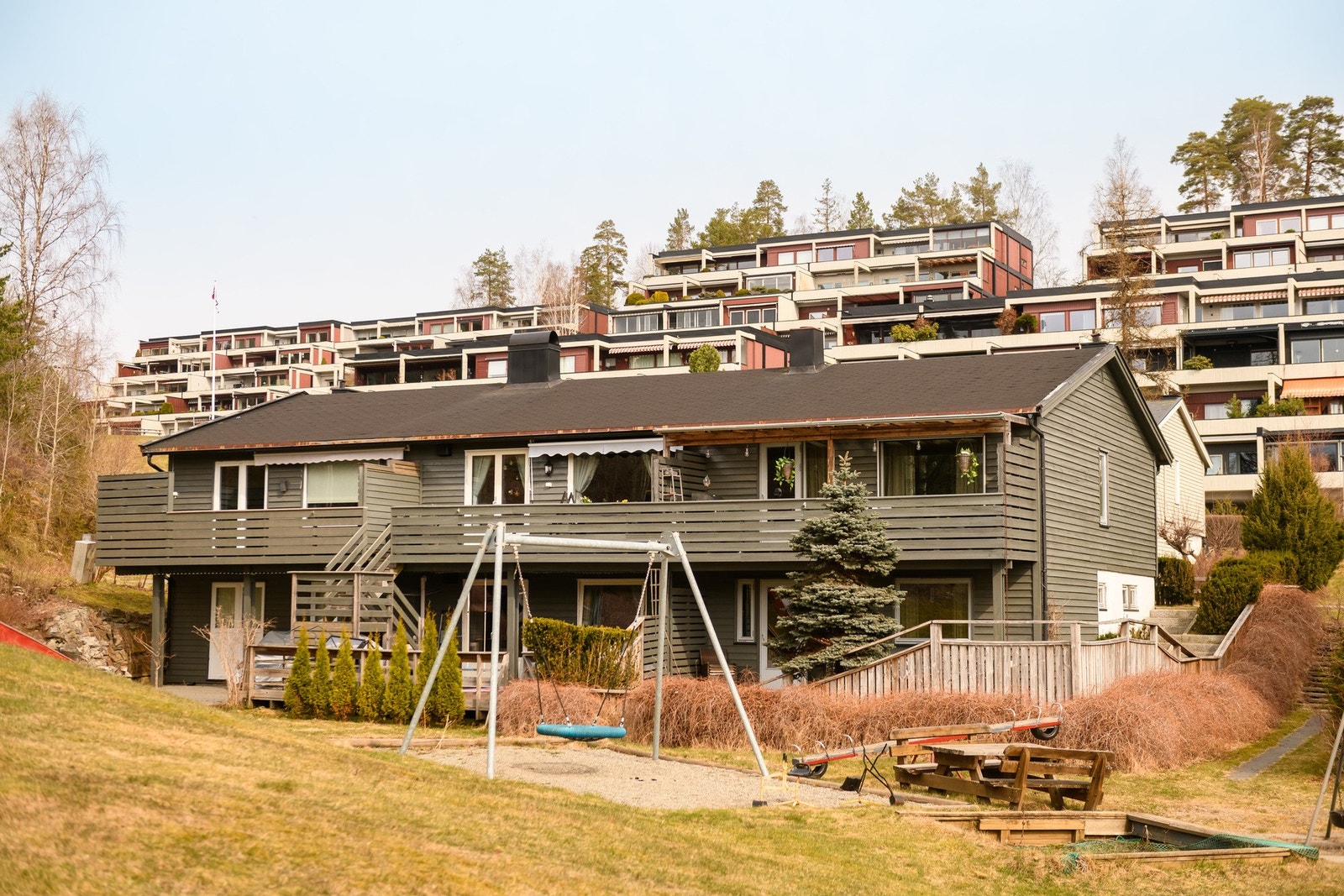 Eiendommen ligger meget barnevennlig og attraktivt til, med nærhet til flere lekeplasser. Galleribilde