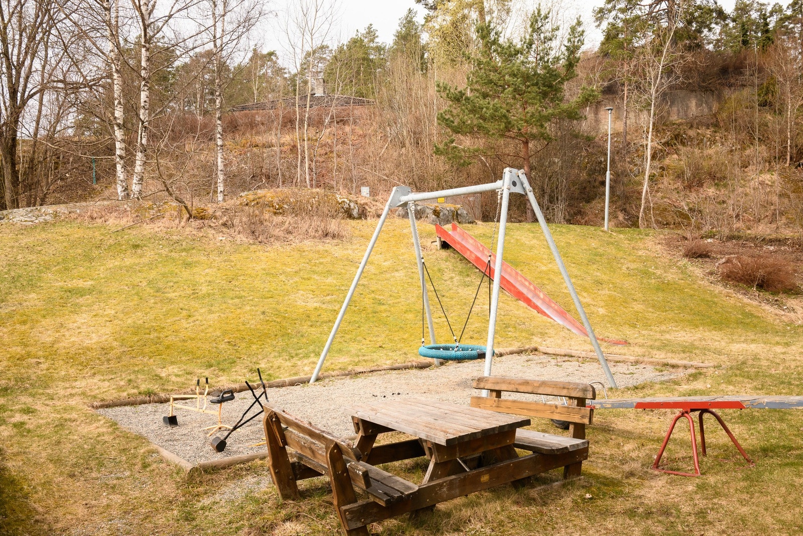 Det er lekeapparater og sittebenker til felles anvendelse i nabolaget. Galleribilde