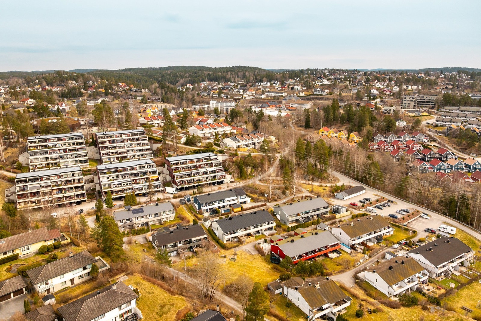Eiendommen ligger i et rolig, sentralt og meget barnevennlig boligområde på Oppegård i Nordre Follo kommune. Galleribilde