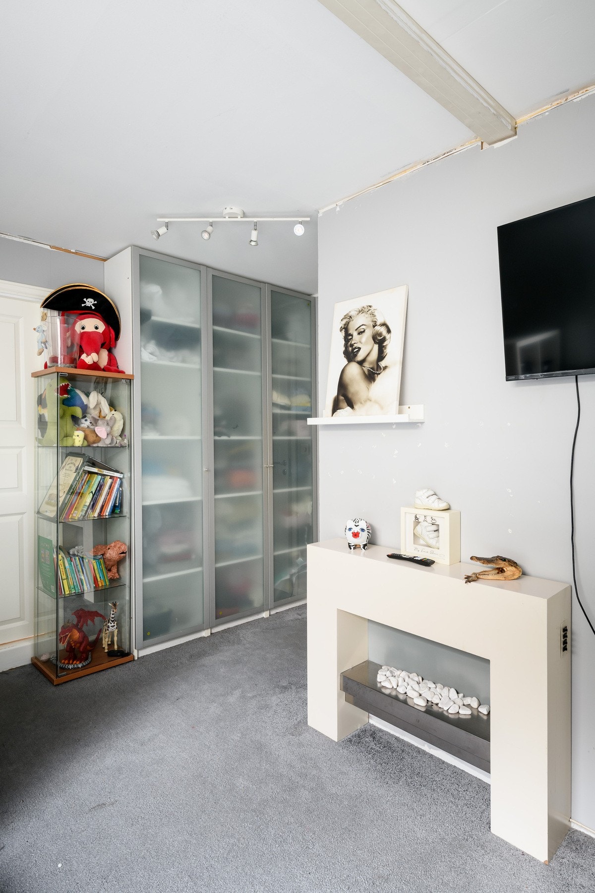 I underetasjen er det et lyst og romslig innredet rom. Galleribilde