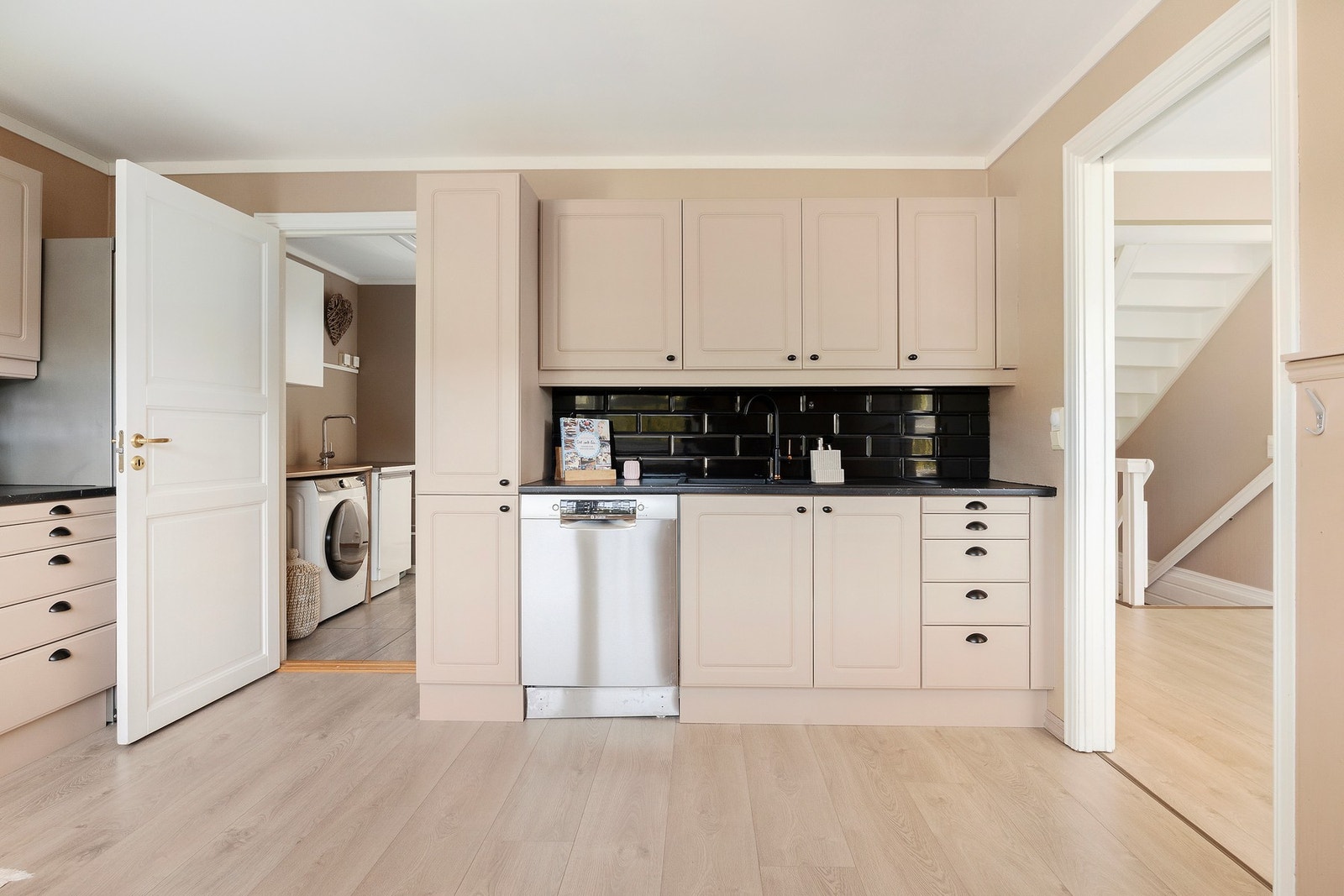 Kjøkkenet har god benke- og skapplass. Galleribilde