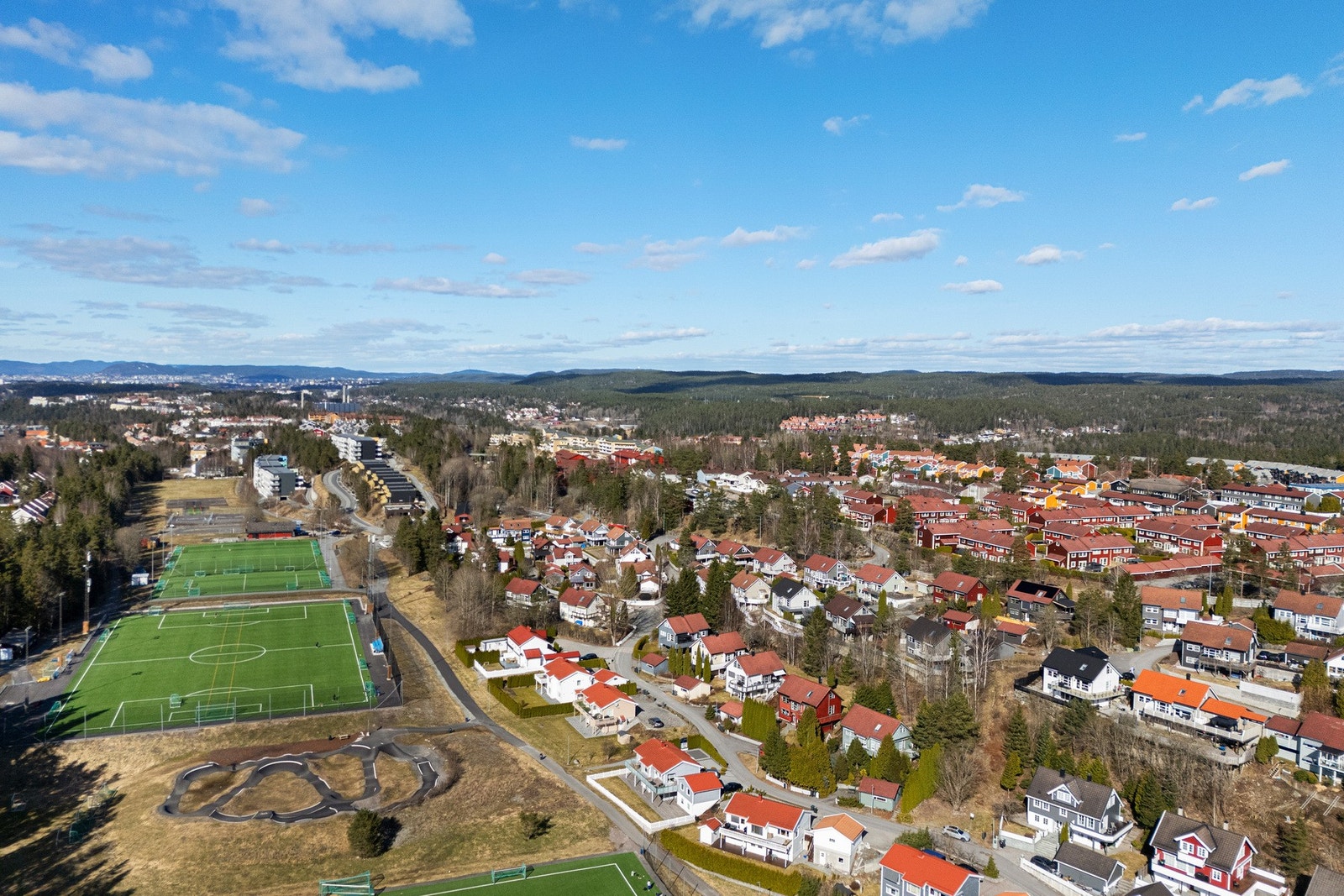 Veletablert nabolag på Bjørndal med nærhet til butikker, skoler, barnehager og marka. Galleribilde