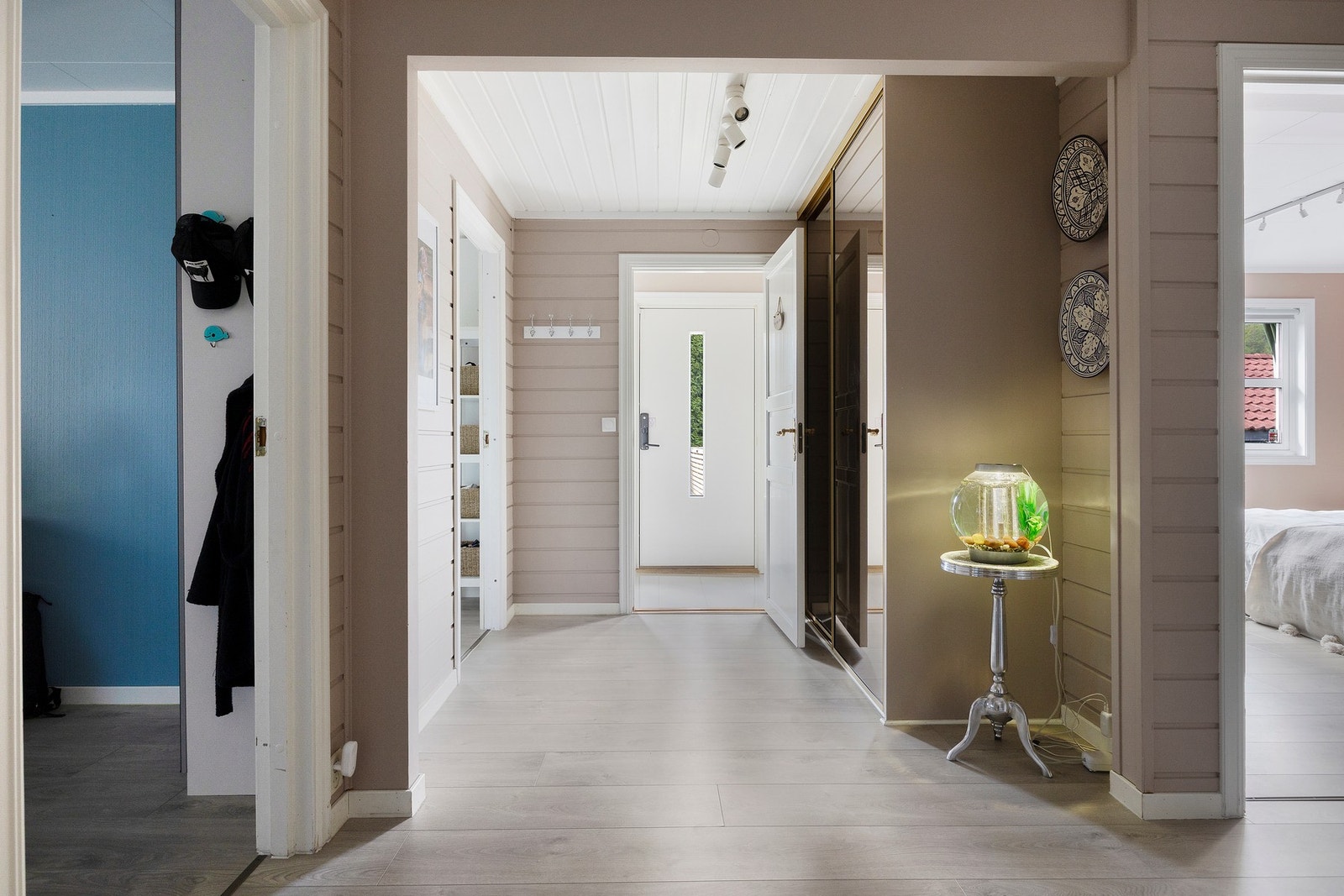 Entre med skyvedørsgarderobe. Galleribilde