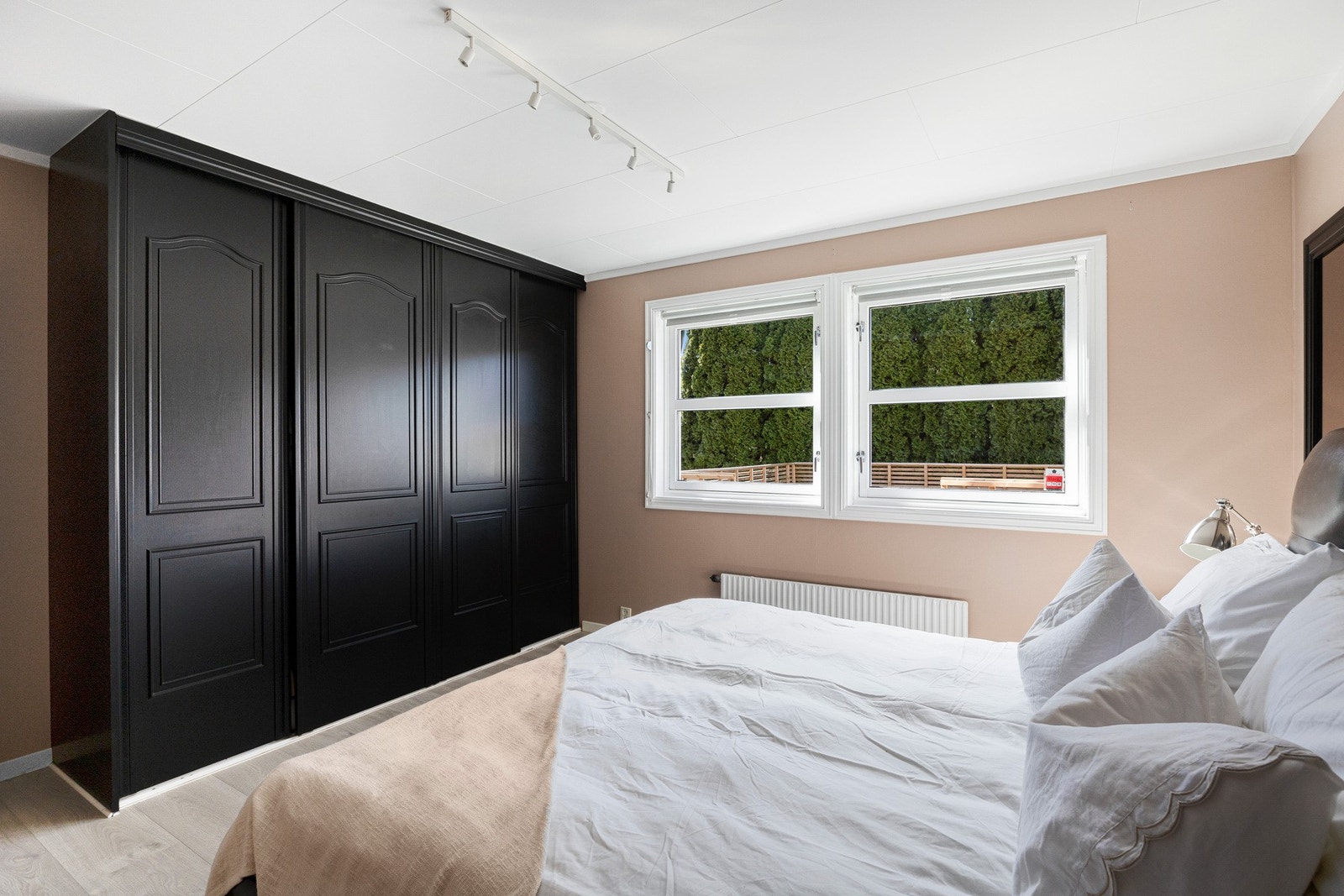 Garderobeskap medfølger. Galleribilde