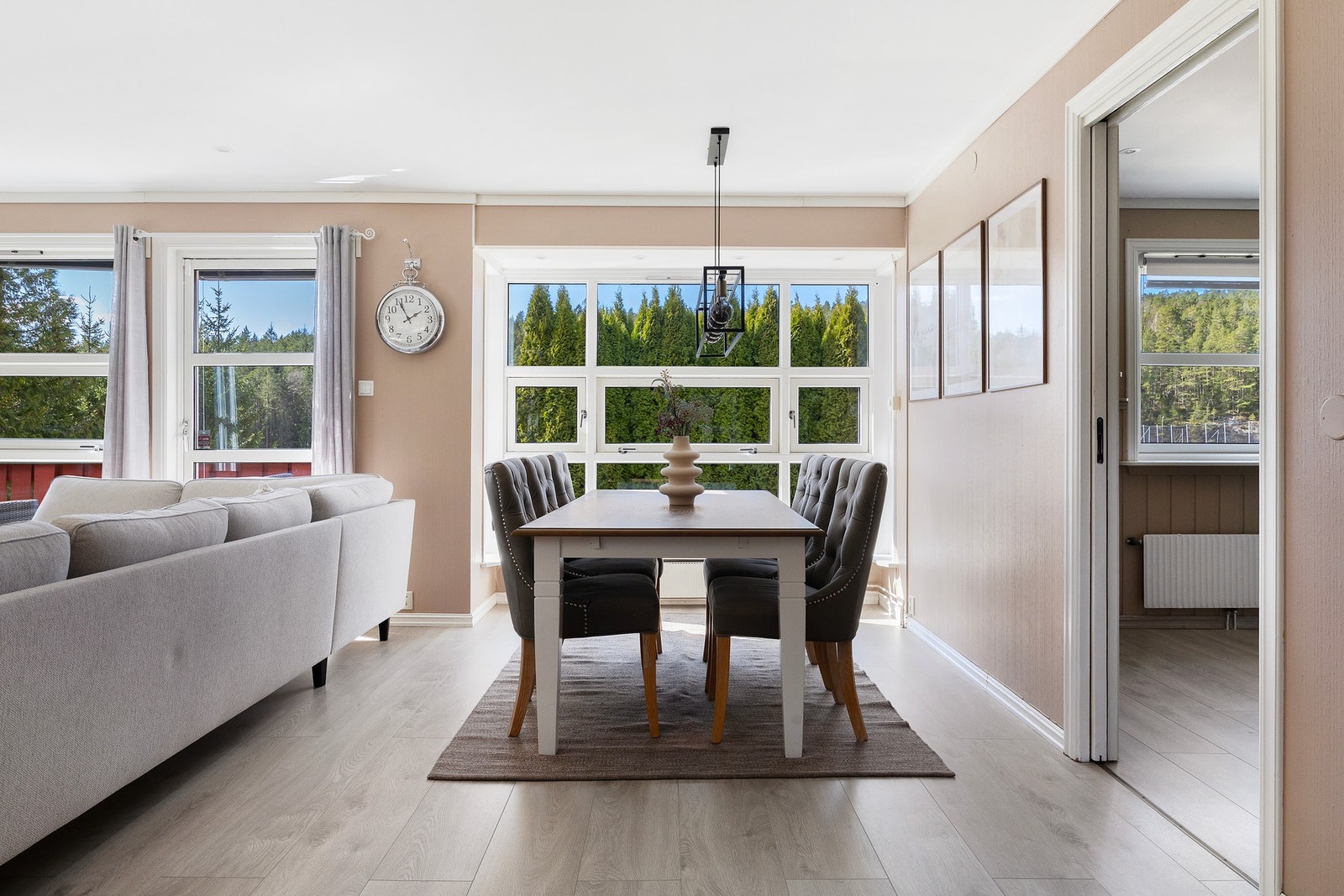 Naturlig sone for spisebord med god plass til flere gjester. Galleribilde