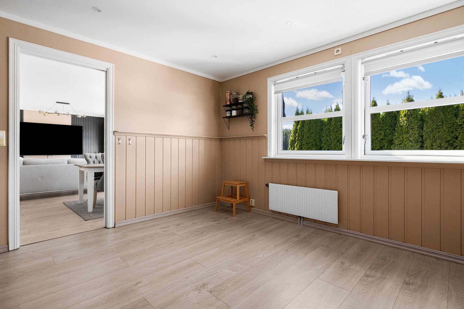 Kjøkkenet er romslig med plass til spisebord og har rikelig med lysinnslipp. Galleribilde